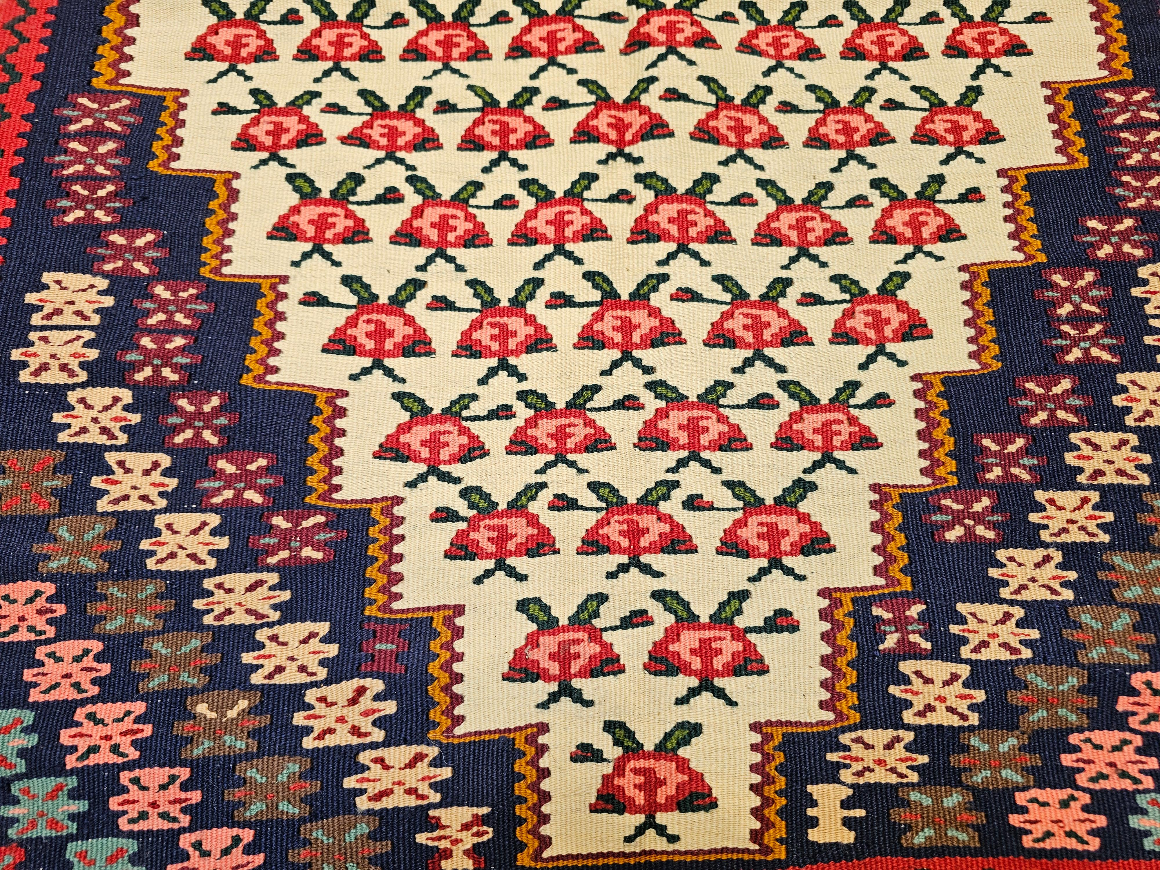 XX secolo Tappeto persiano vintage Senneh Kilim con motivo geometrico in rosso, blu e avorio in vendita