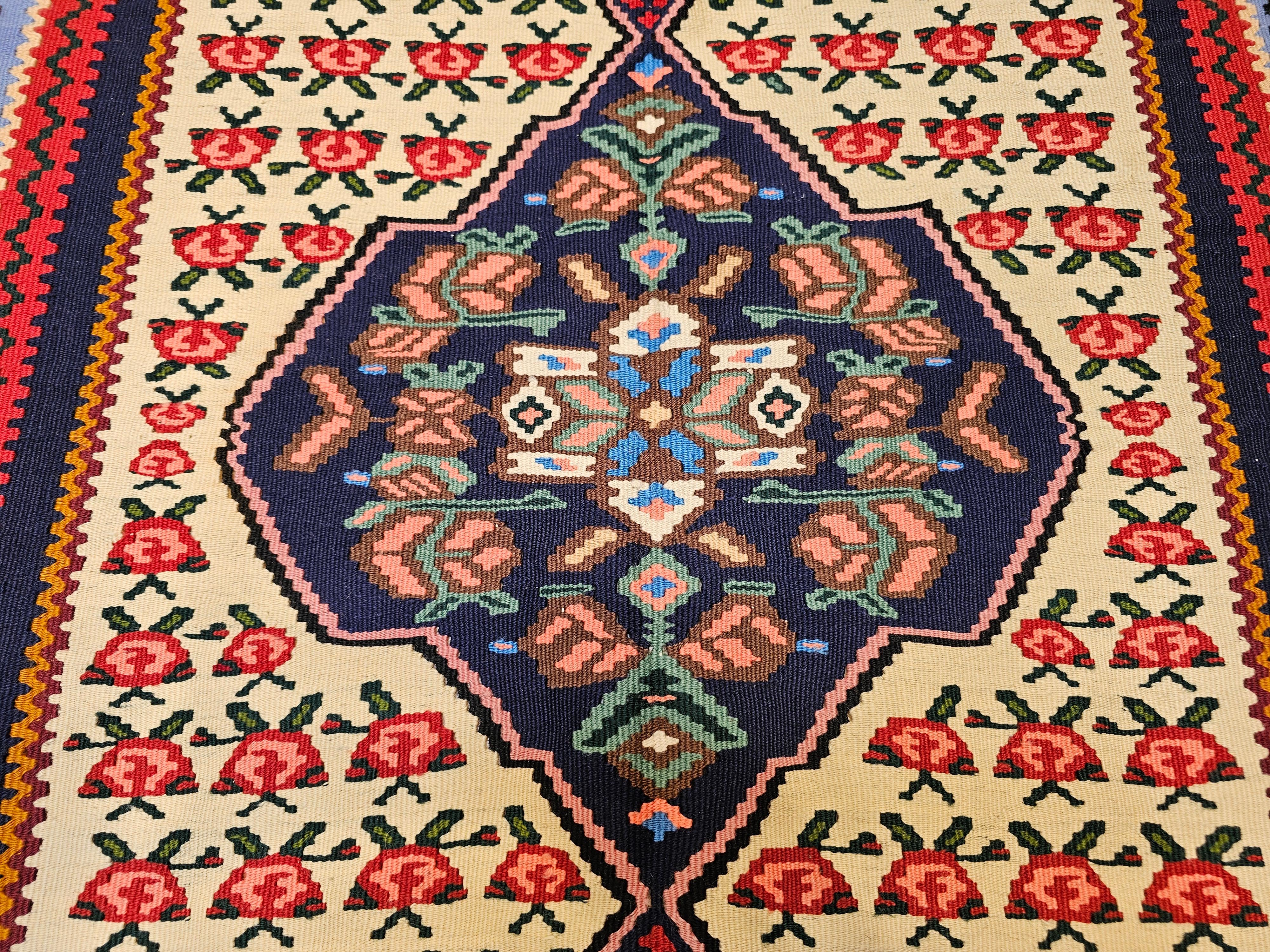 Lana Tappeto persiano vintage Senneh Kilim con motivo geometrico in rosso, blu e avorio in vendita