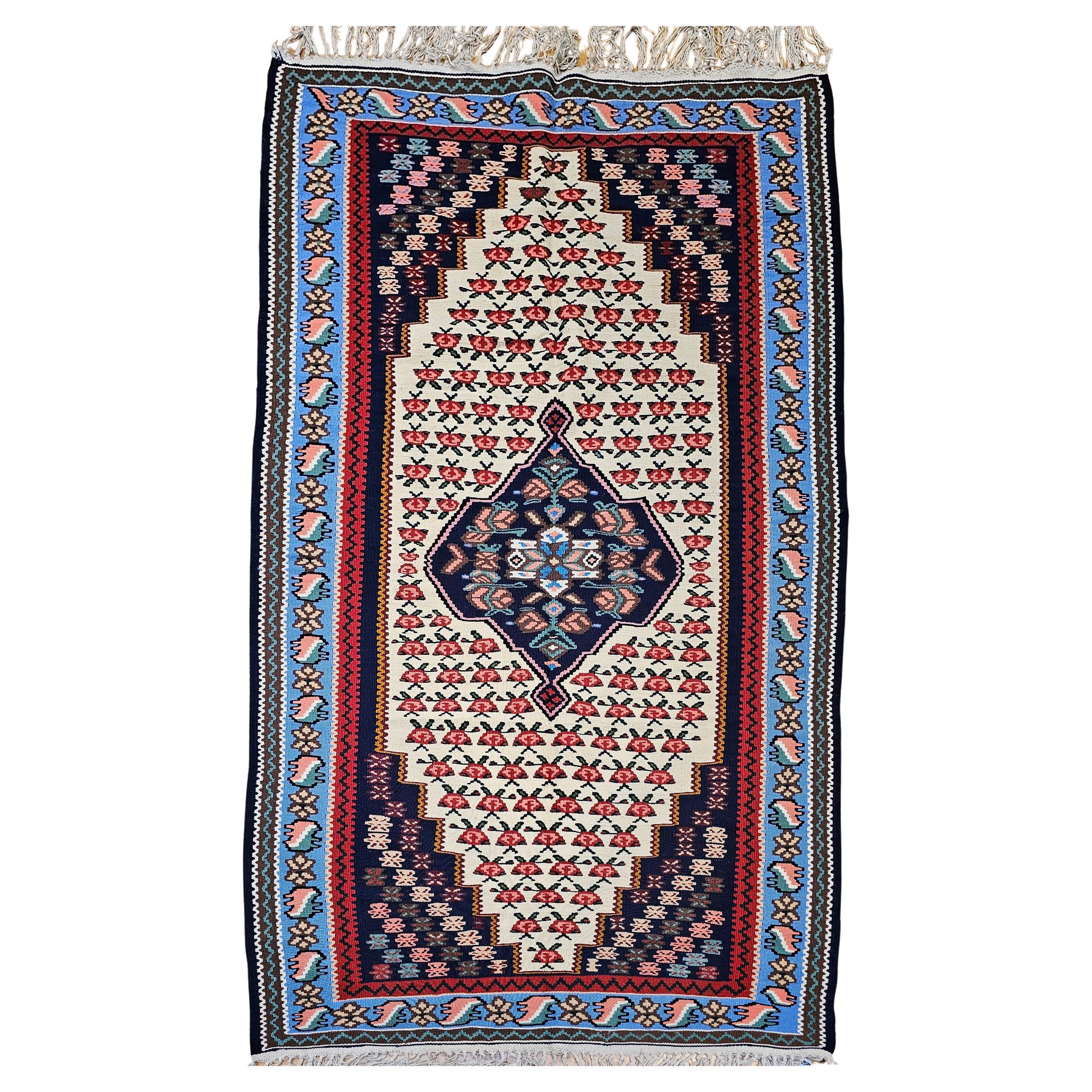 Tappeto persiano vintage Senneh Kilim con motivo geometrico in rosso, blu e avorio