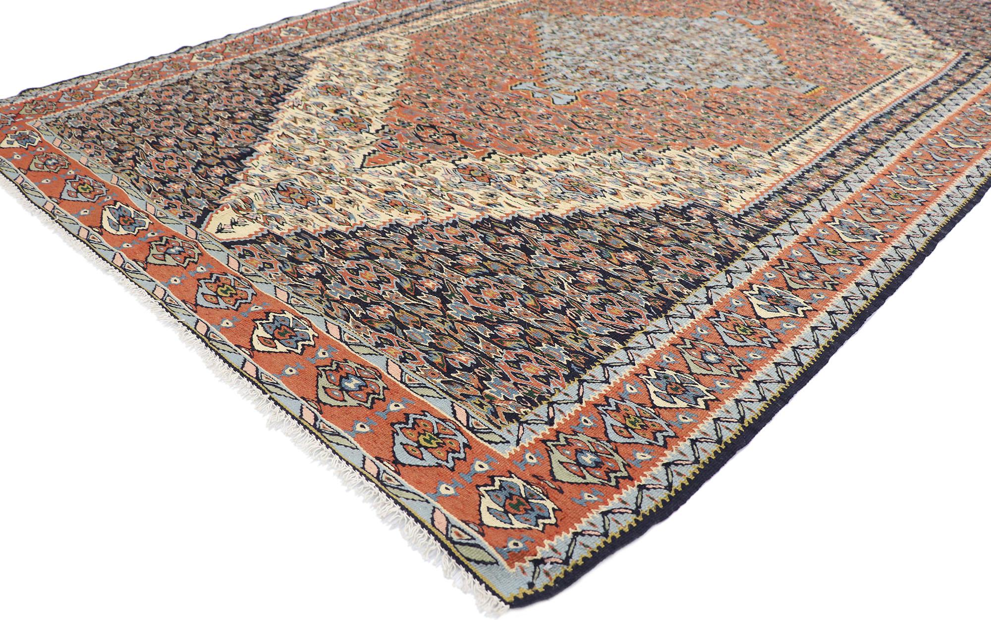 77929 Vieux tapis persan Senneh Kilim avec Farmhouse Cottage Style 05'03 x 08'01. D'une beauté et d'une simplicité sans faille, ce tapis persan vintage Senneh en laine tissée à la main donne une impression de vivacité et de légèreté avec son charme