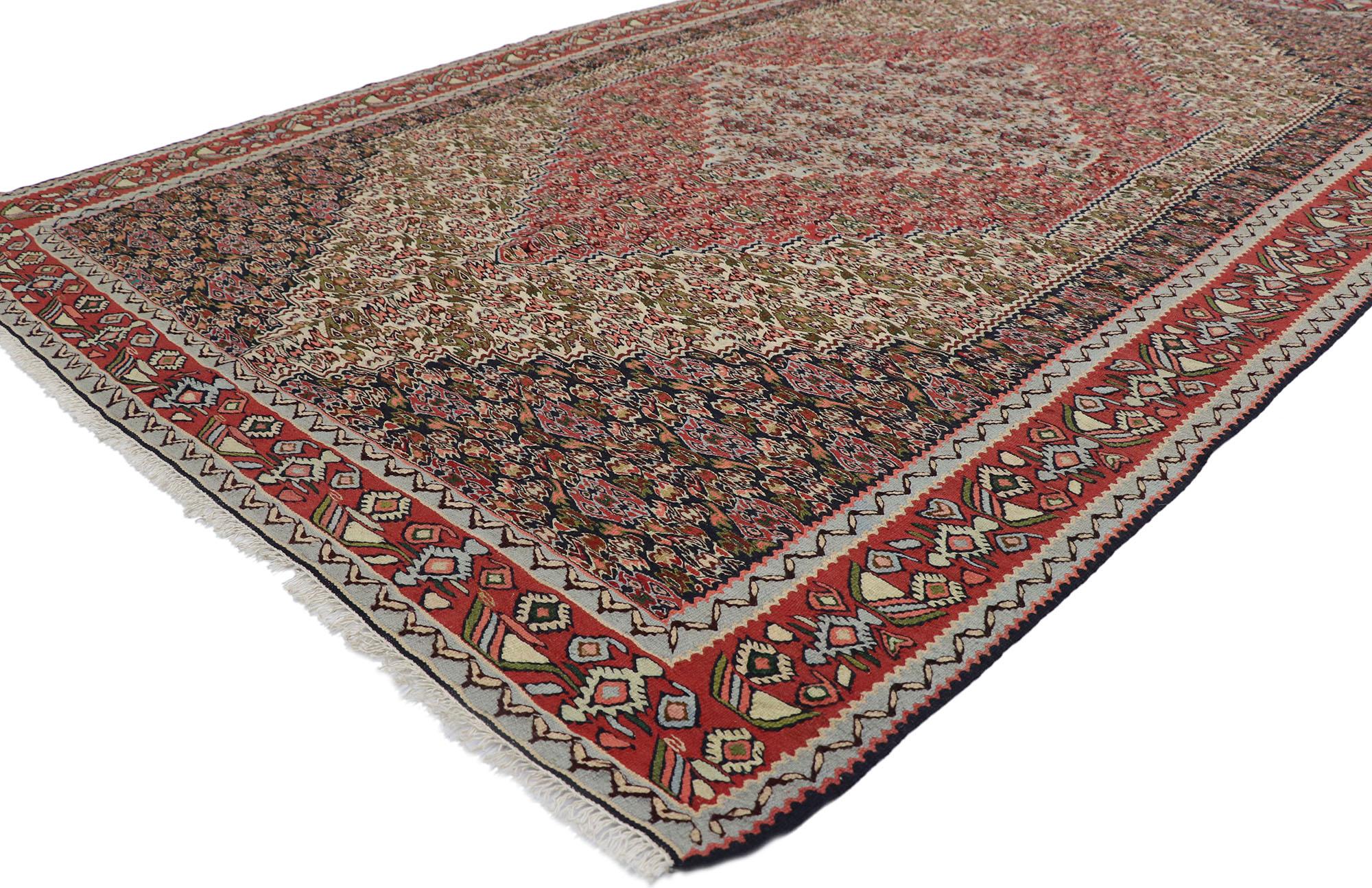 78043 vintage Persian Senneh Kilim rug with Farmhouse Cottage style 05'02 x 07'10. D'une beauté et d'une simplicité sans faille, ce tapis persan vintage Senneh en laine tissée à la main donne une impression de vivacité et de légèreté avec son charme
