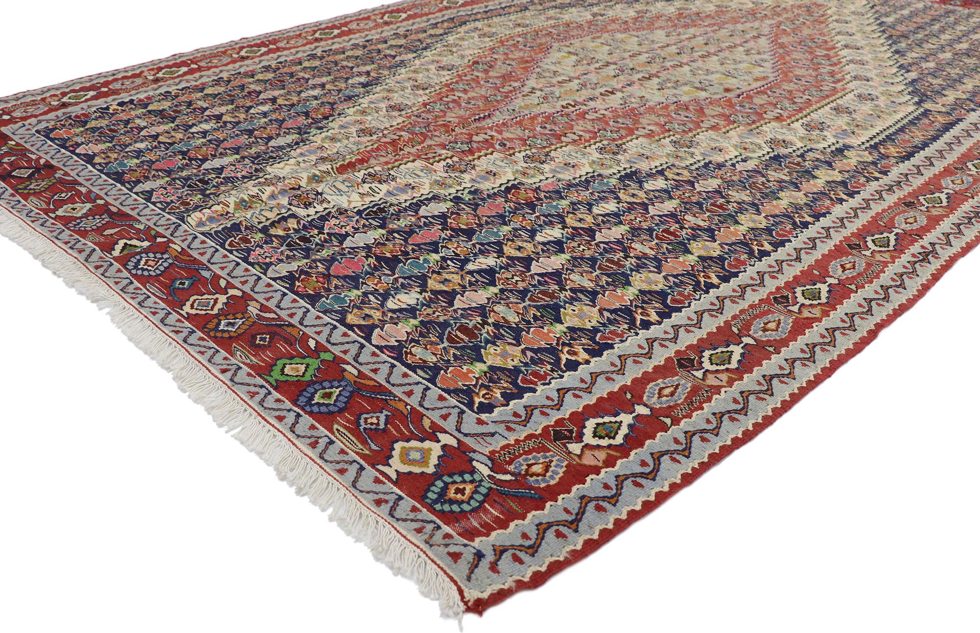 78052 Vieux tapis persan Senneh kilim avec Farmhouse Cottage Style 05'03 x 08'01. D'une beauté et d'une simplicité sans faille, ce tapis persan vintage Senneh en laine tissée à la main donne une impression de vivacité et de légèreté avec son charme