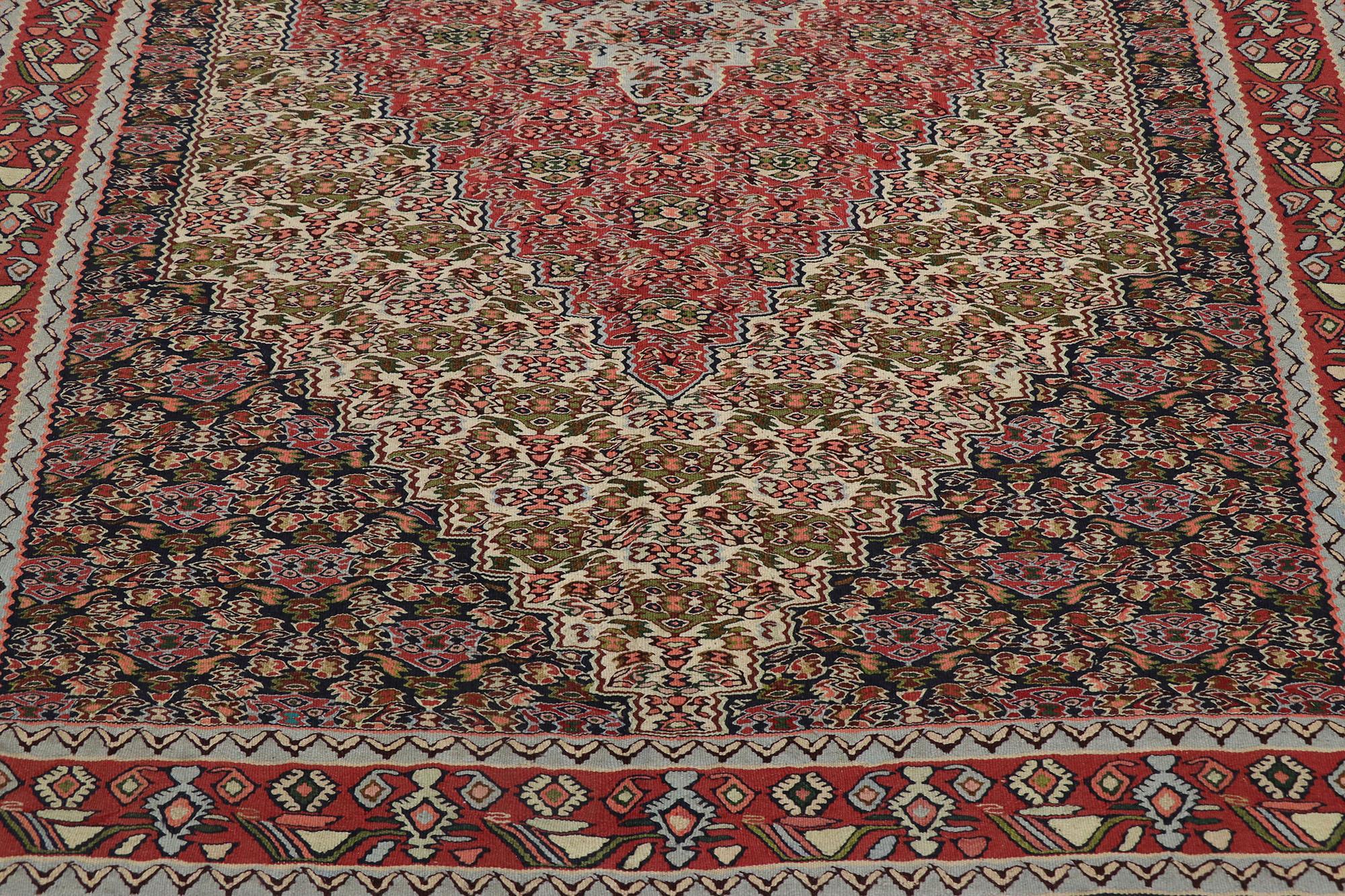 Tissé à la main Tapis Kilim persan vintage Senneh avec motif ferme de style cottage en vente