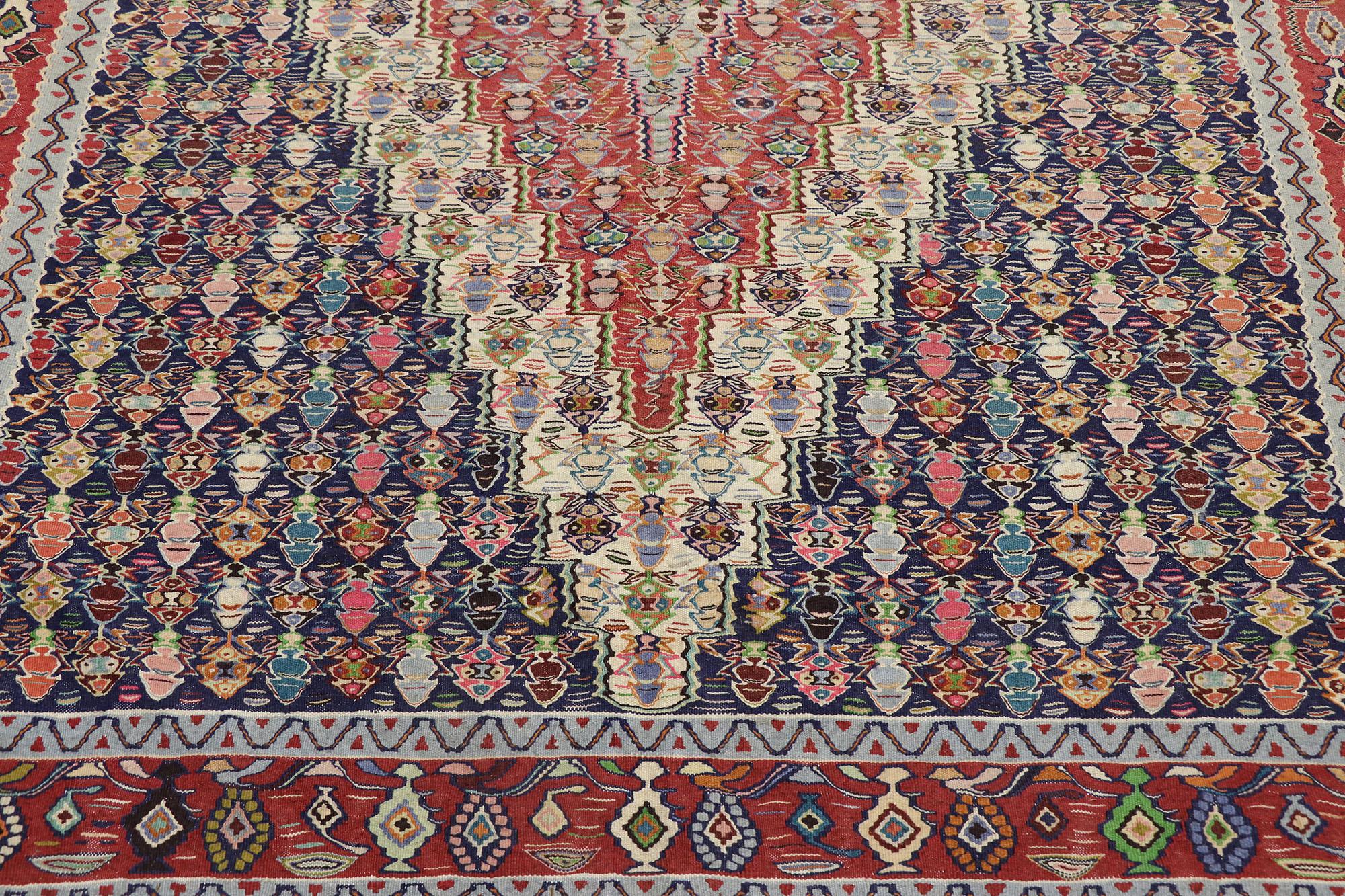 Tissé à la main Tapis Kilim persan vintage Senneh avec motif ferme de style cottage en vente