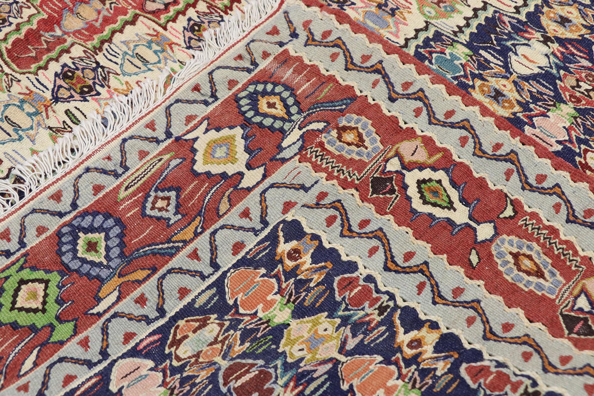 Tapis Kilim persan vintage Senneh avec motif ferme de style cottage Bon état - En vente à Dallas, TX