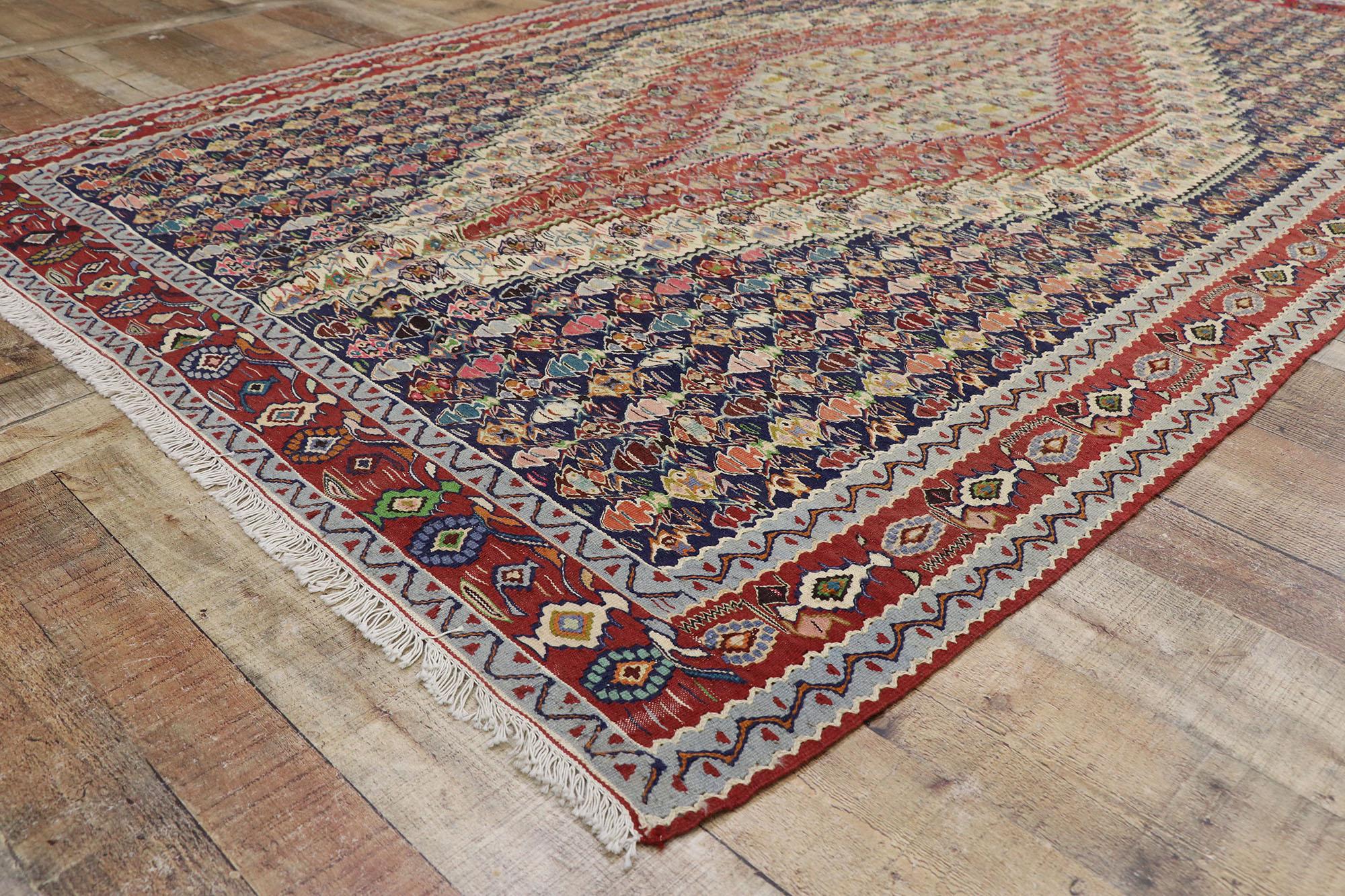 20ième siècle Tapis Kilim persan vintage Senneh avec motif ferme de style cottage en vente