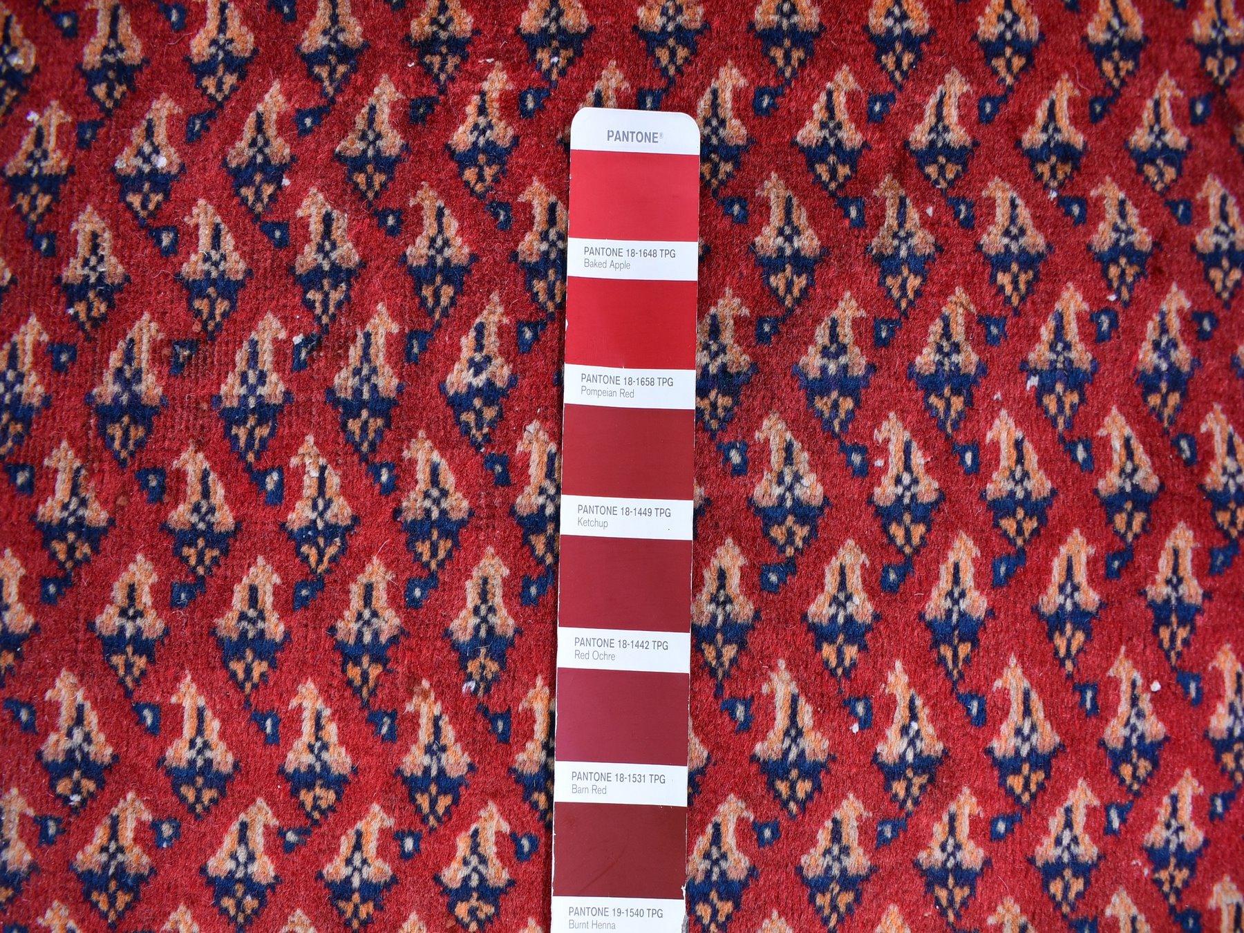 Noué à la main Tapis de couloir persan Serab vintage à motif répétitif intégral en laine nouée à la main en vente