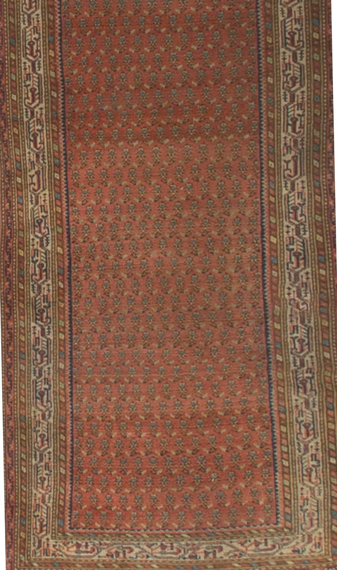 Das weiche, mit Blumen gefüllte Ziegelsteinfeld, die elfenbeinfarbene Hauptbordüre und mehrere Schutzbordüren sorgen für einen Look, der Ruhe und Proportionen in einen Raum bringt. Maße: 3'5 x 19'8.
