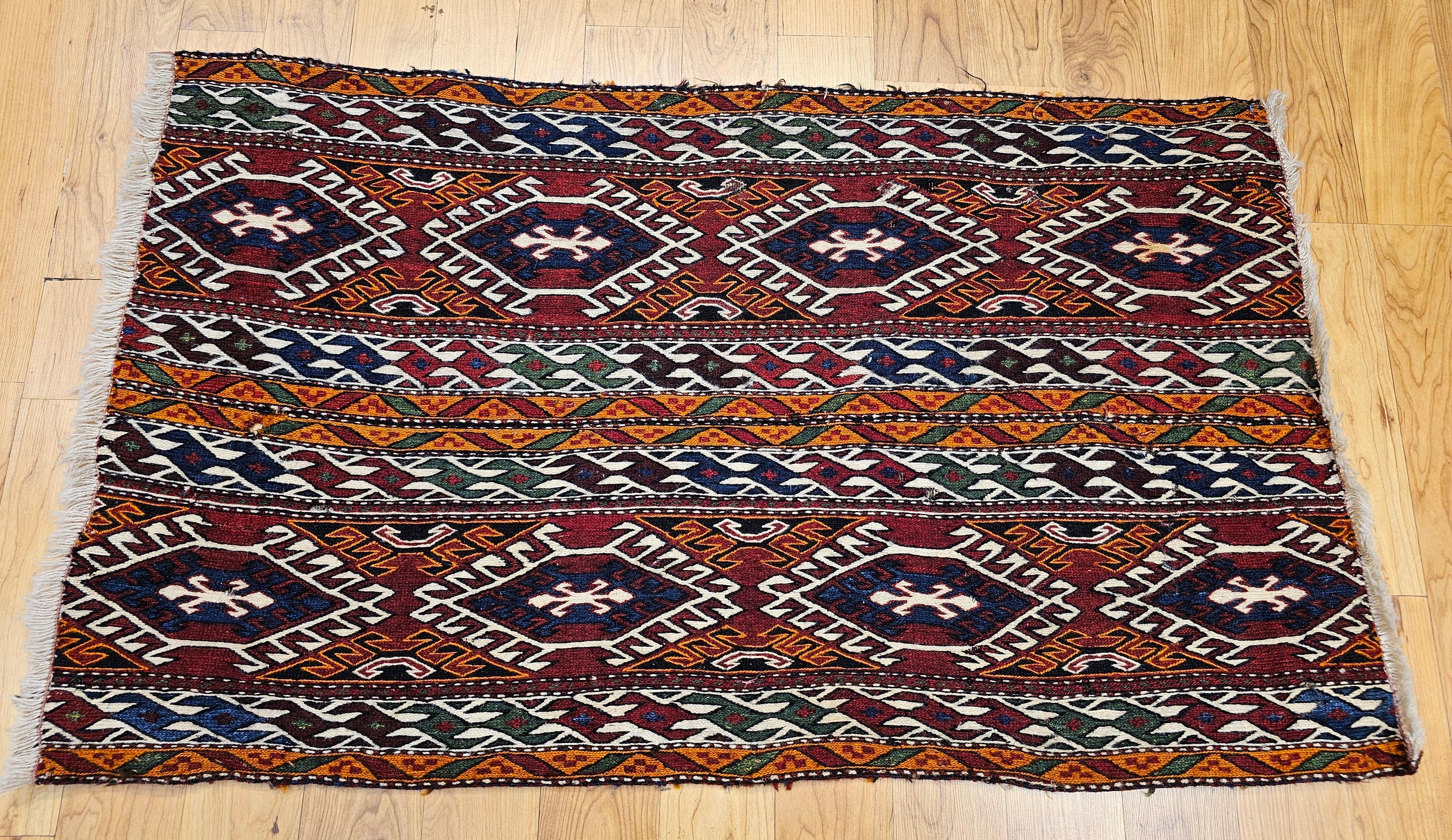 Exemple frappant de l'art textile tribal du début du XXe siècle, ce panneau persan Shahsavan Soumak Mafrash illustre le savoir-faire magistral des tisserands nomades Shahsavan. Célébrés pour leurs teintures naturelles éclatantes, leurs motifs