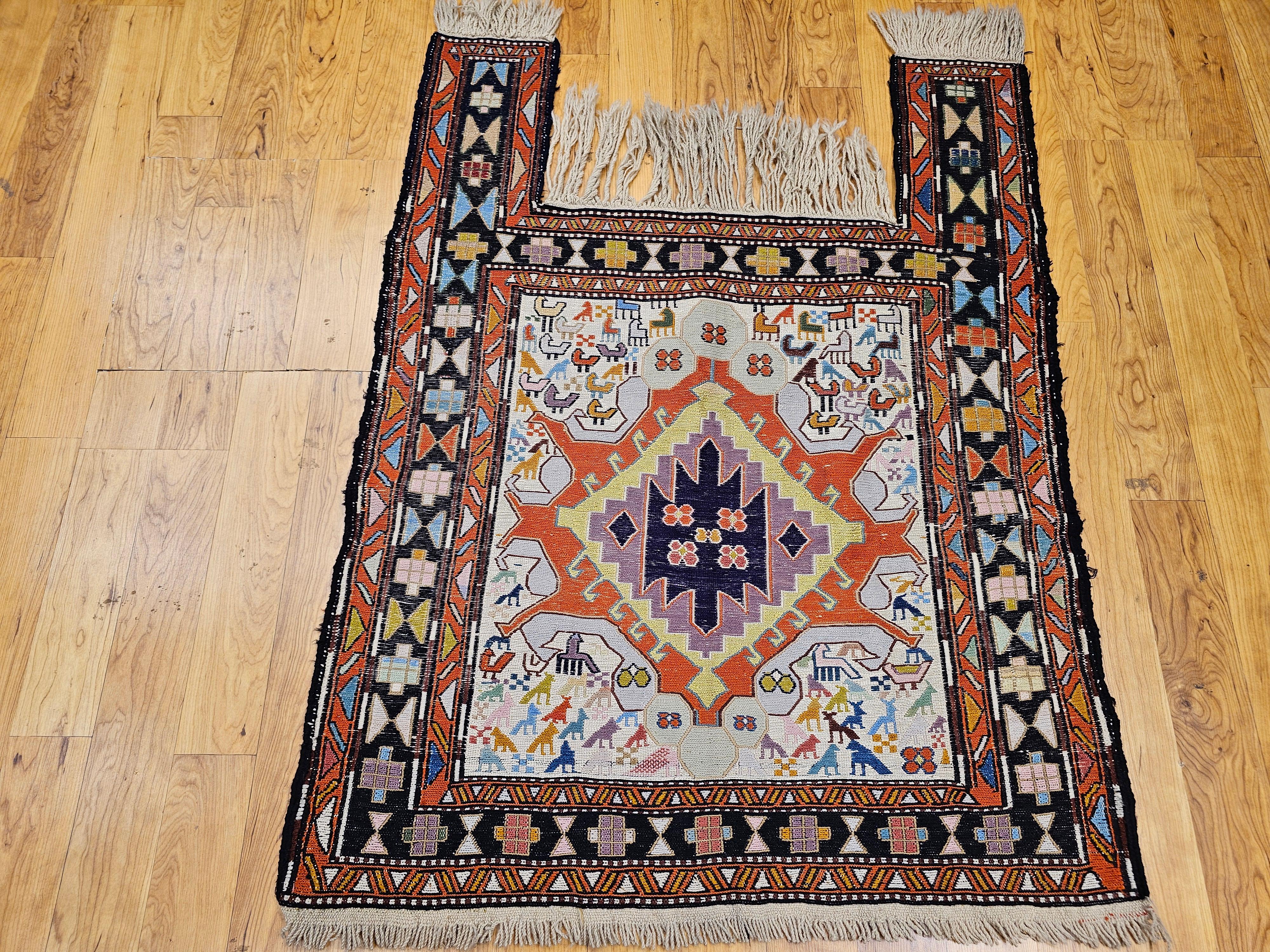 Cette exquise couverture de cheval Soumak, originaire du nord-ouest de la Perse, est plus qu'un simple textile : c'est une fenêtre sur le monde d'un tisserand. Créée il y a plus d'un siècle, la couverture présente une forme libre et un design