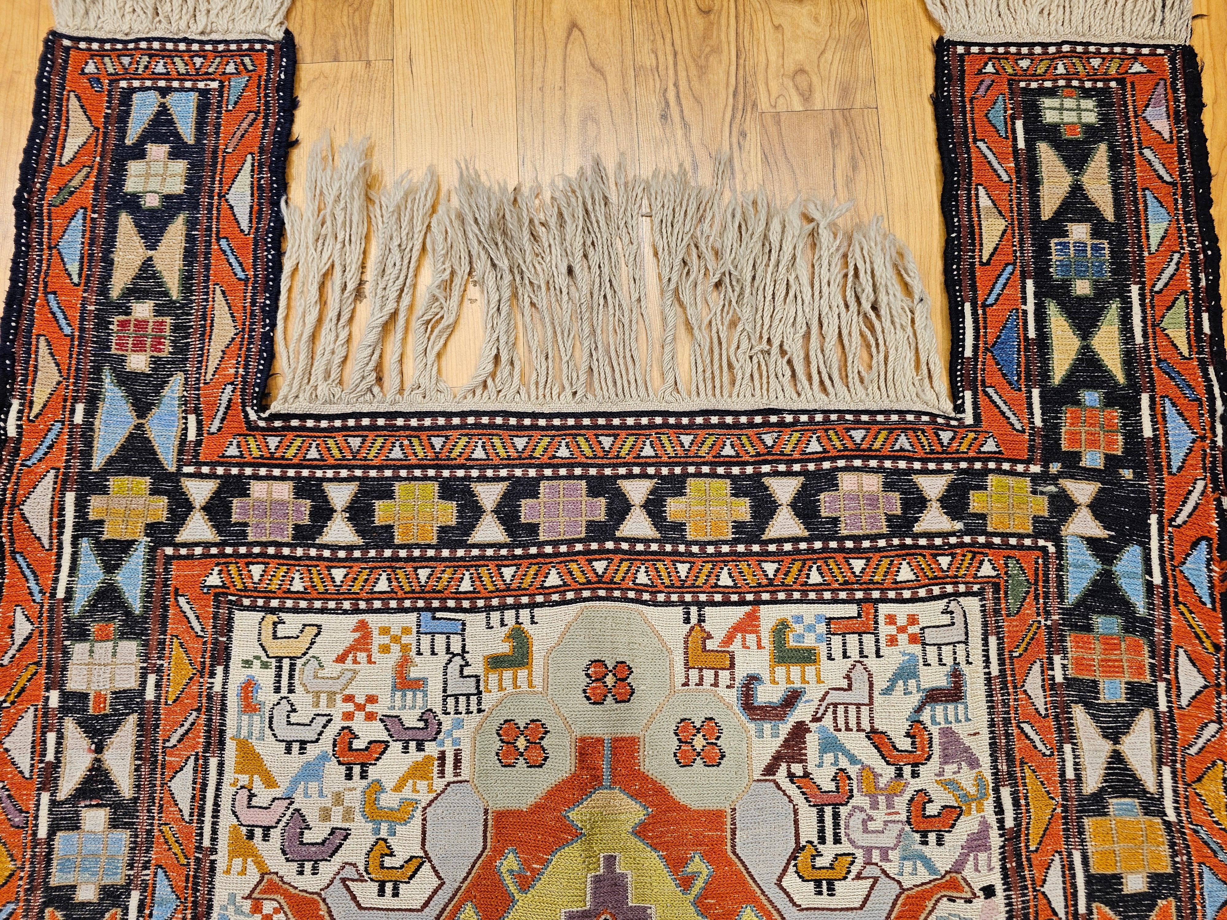 Perse Couverture de selle persane Shahsavan Soumak en ivoire, lavande, jaune, bleu en vente