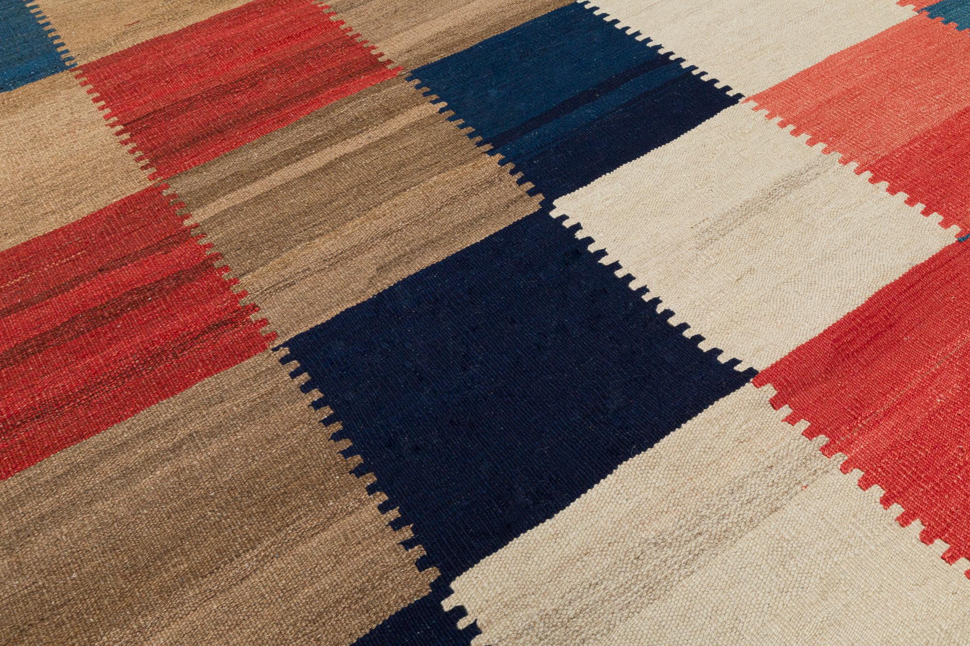 Scopri l'eleganza del nostro tappeto vintage a trama piatta a scacchi, acquistato in esclusiva da Nasiri e disponibile solo nel nostro showroom. Questo pezzo meticolosamente curato incarna l'estetica minimalista che ha definito il design della metà