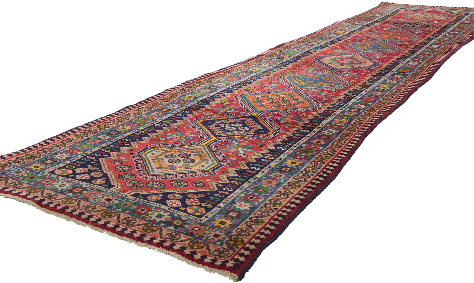 61074 Vintage Persisch Shiraz Flur Teppich Läufer, 02'06 x 11'02. Dieser handgeknüpfte Läufer aus alter persischer Shiraz-Wolle voller winziger Details und einem kühnen, ausdrucksstarken Design im Tribal-Stil ist eine fesselnde Vision gewebter