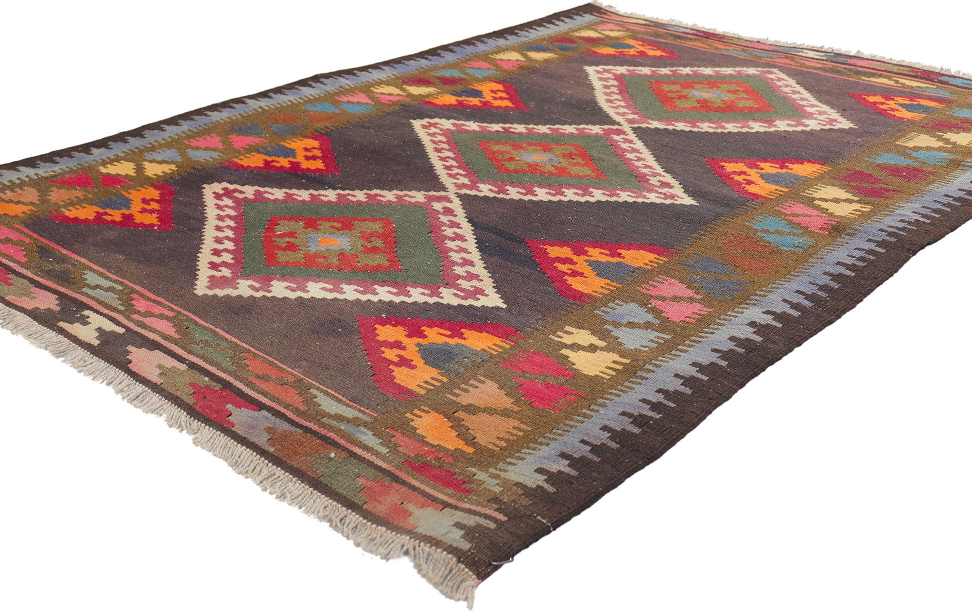 61177 Vintage Persian Shiraz Kilim Rug, 03'11 x 05'05.
Plein de petits détails et de charme nomade, ce tapis en laine vintage Perse Shiraz kilim tissé à la main est une vision captivante de la beauté tissée. Le design tribal accrocheur et les