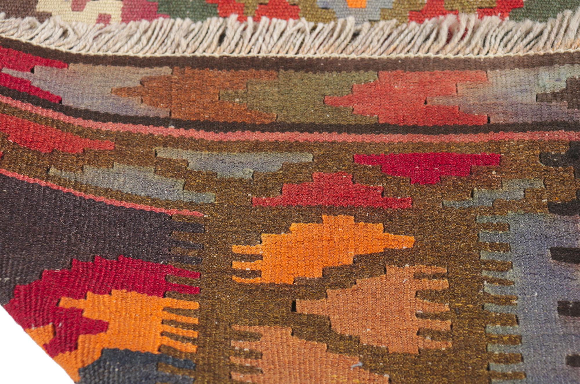 Vintage Persian Shiraz Kilim Rug, Bold Southwest Meets Tribal Style In Good Condition For Sale In Dallas, TX