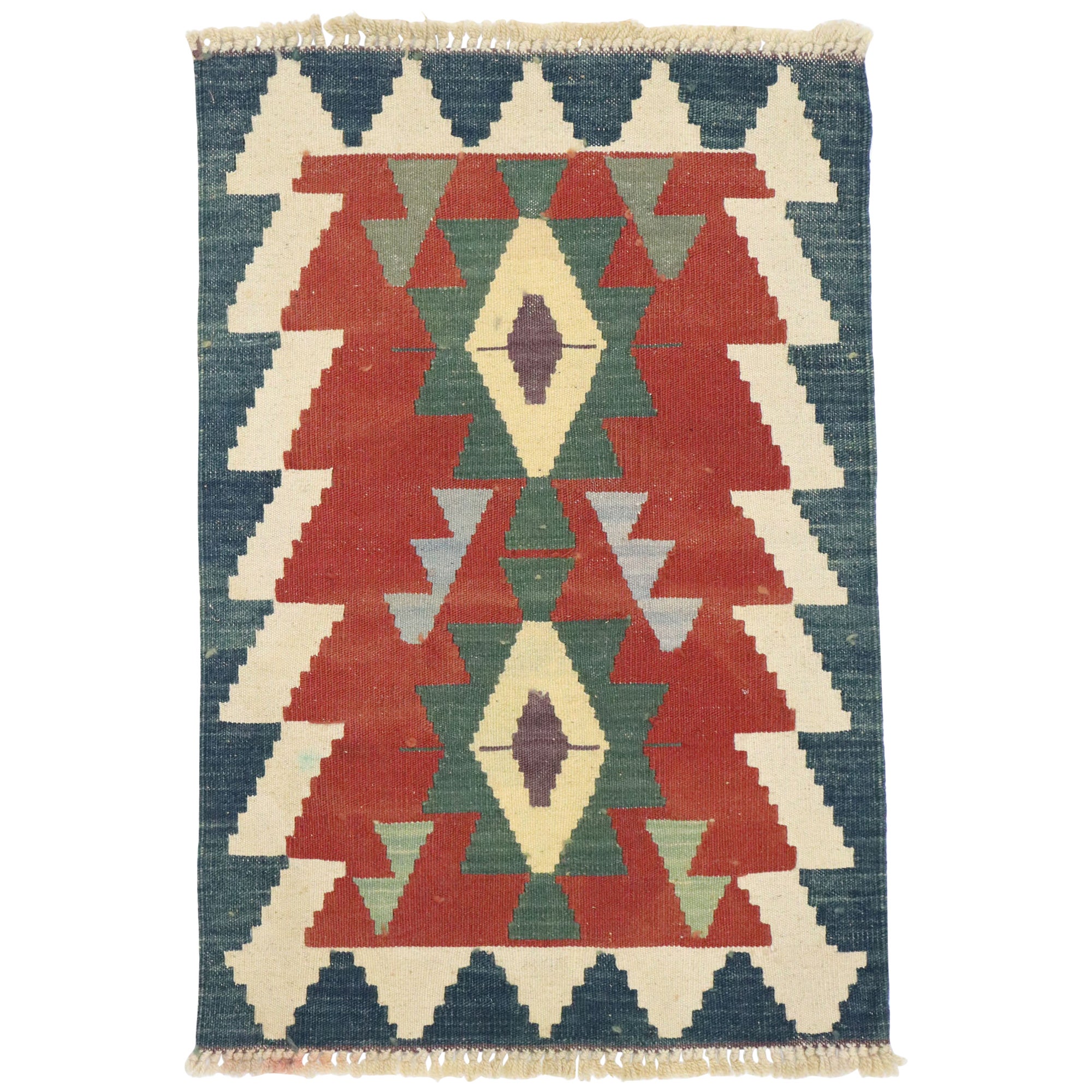 Tappeto vintage persiano Shiraz Kilim, il lusso del rifugio incontra il fascino nomade