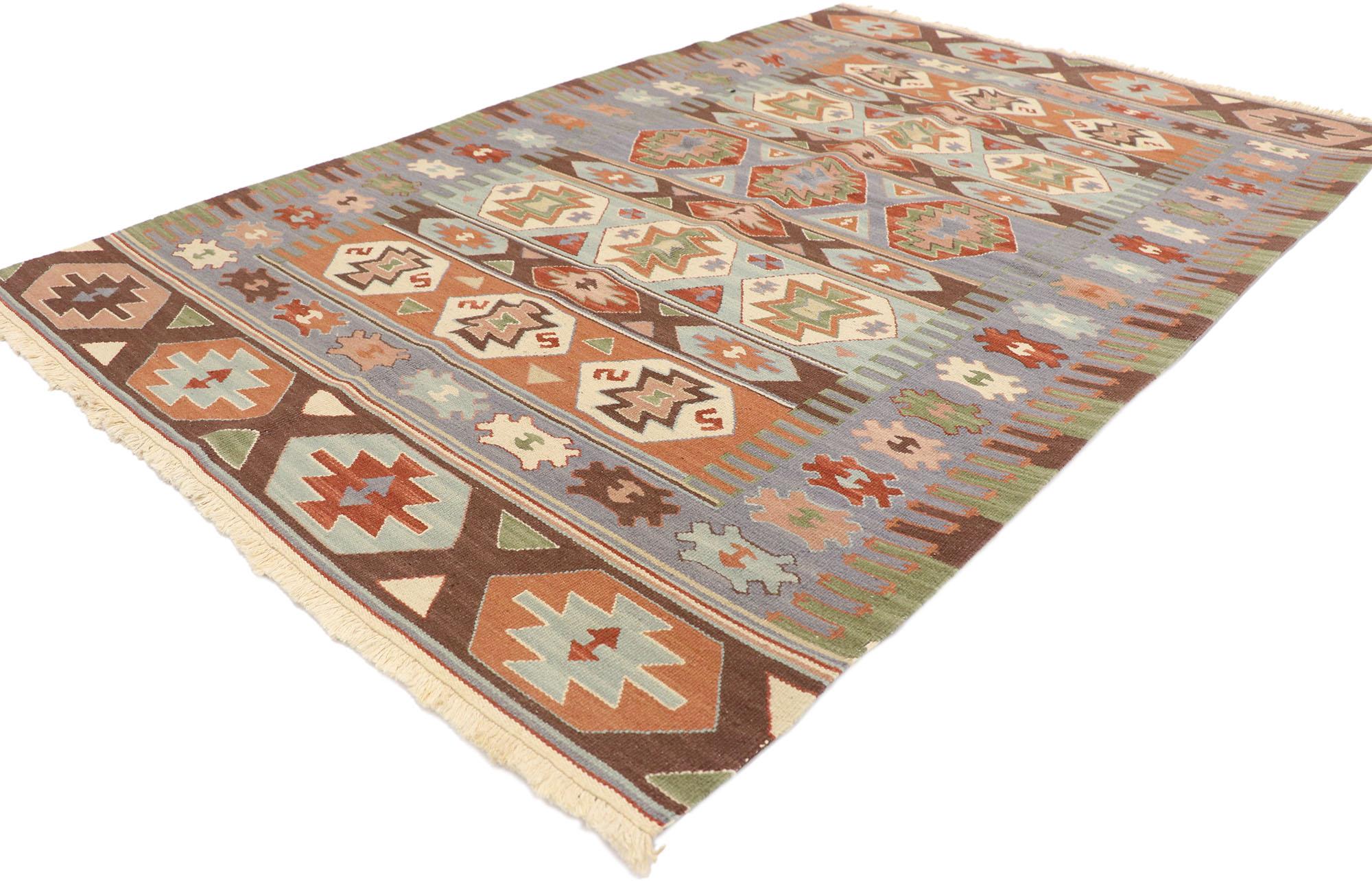 77935 Vieux tapis Persan Shiraz Kilim avec style Bohème Tribal 03'08 x 05'07. Plein de petits détails et un design expressif audacieux combiné avec des couleurs vibrantes et un style tribal, ce tapis kilim persan vintage en laine tissé à la main est