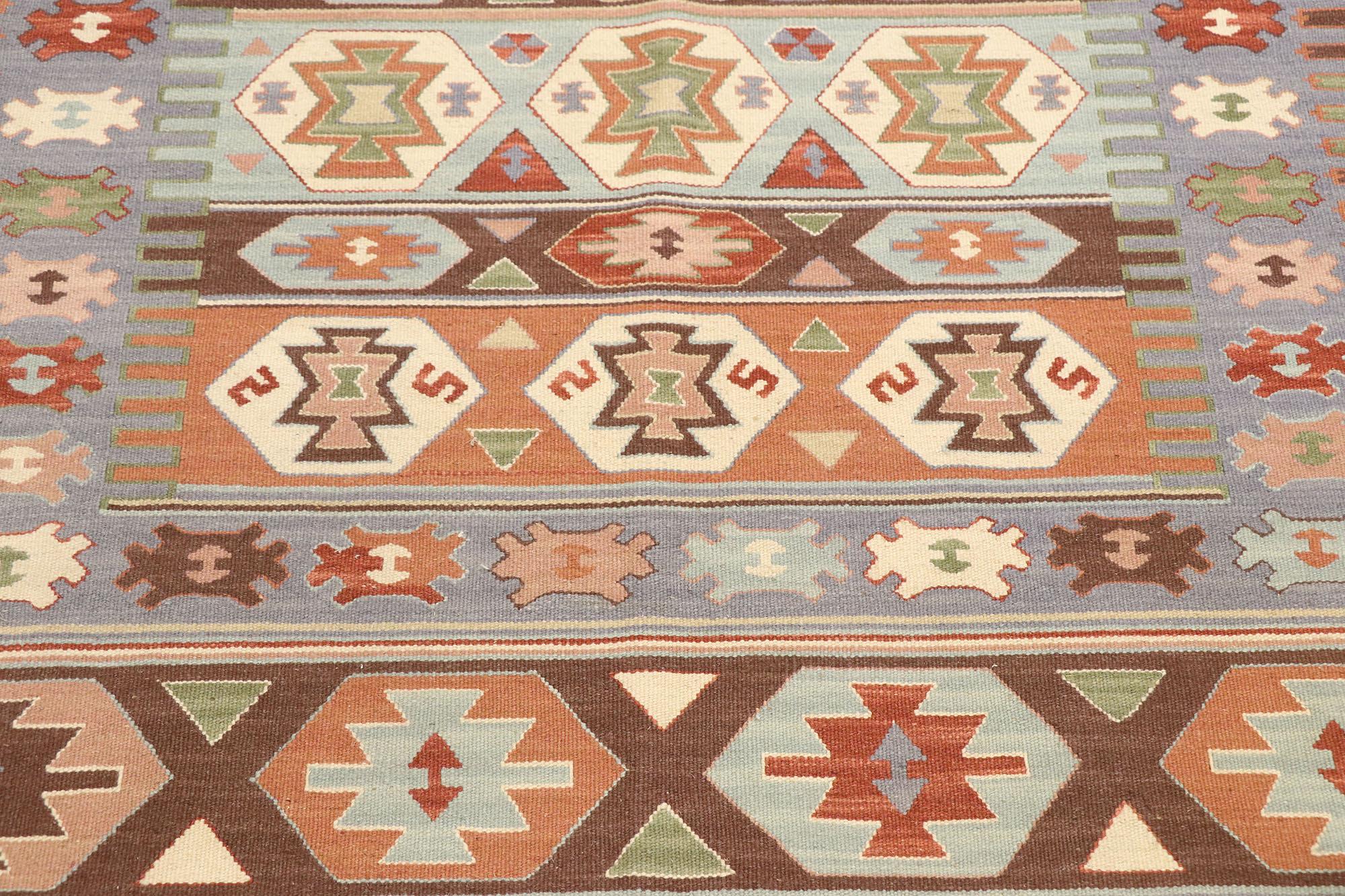 Vintage Persian Shiraz Kilim Rug with Bohemian Tribal Style In Good Condition For Sale In Dallas, TX