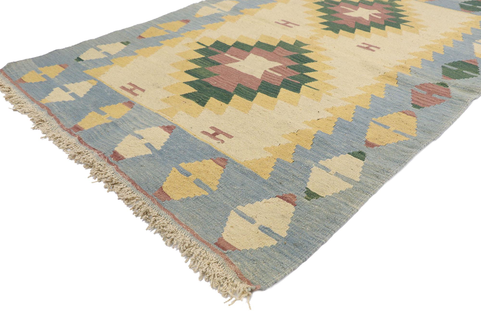 77810 Vintage Persisch Shiraz Kilim Teppich mit Boho Chic Tribal Stil 03'10 x 05'09. Voller winziger Details und einem kühnen, ausdrucksstarken Design, kombiniert mit leuchtenden Farben und Tribal-Stil, ist dieser handgewebte persische