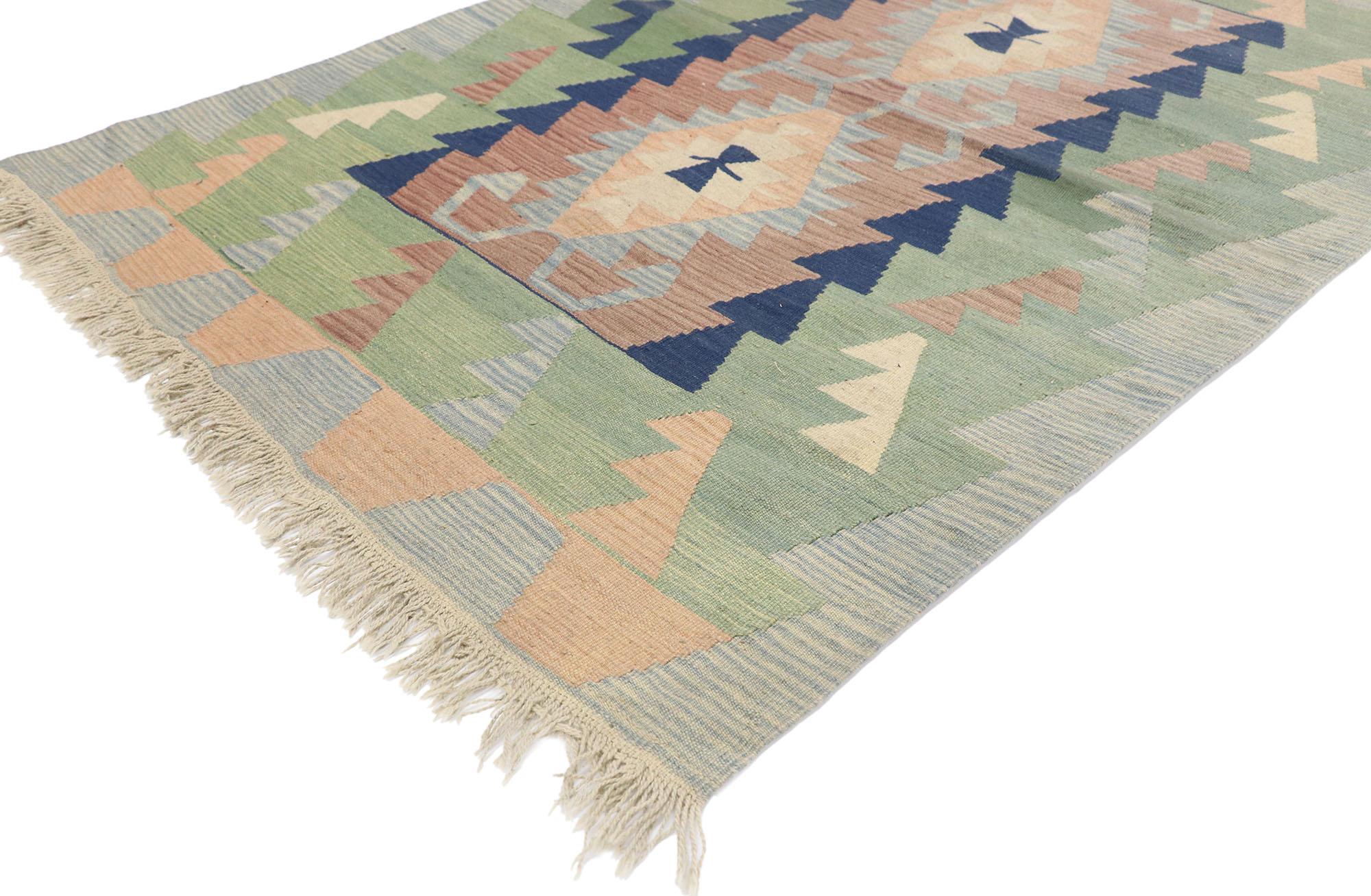 77806 Vintage Persisch Shiraz Kilim Teppich mit Boho Chic Tribal Stil 03'11 x 05'07. Voller winziger Details und einem kühnen, ausdrucksstarken Design, kombiniert mit leuchtenden Farben und Tribal-Stil, ist dieser handgewebte persische