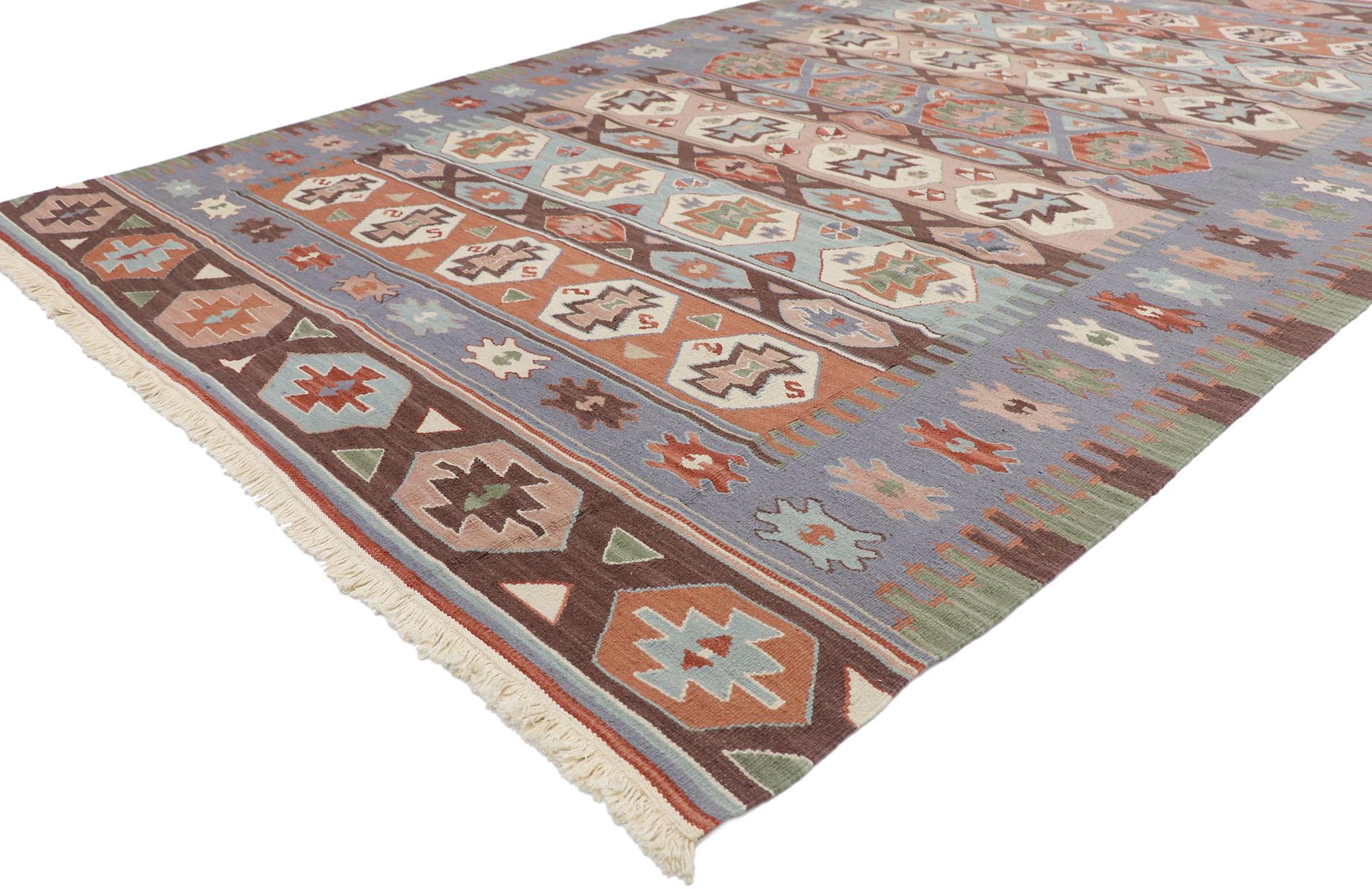 78054 Vintage Persian Shiraz Kilim Teppich mit Boho Chic Tribal Style 05'07 x 08'08. Voller winziger Details und einem kühnen, ausdrucksstarken Design, kombiniert mit kontrastreichen Farben und einem Stammesstil, ist dieser handgewebte, alte