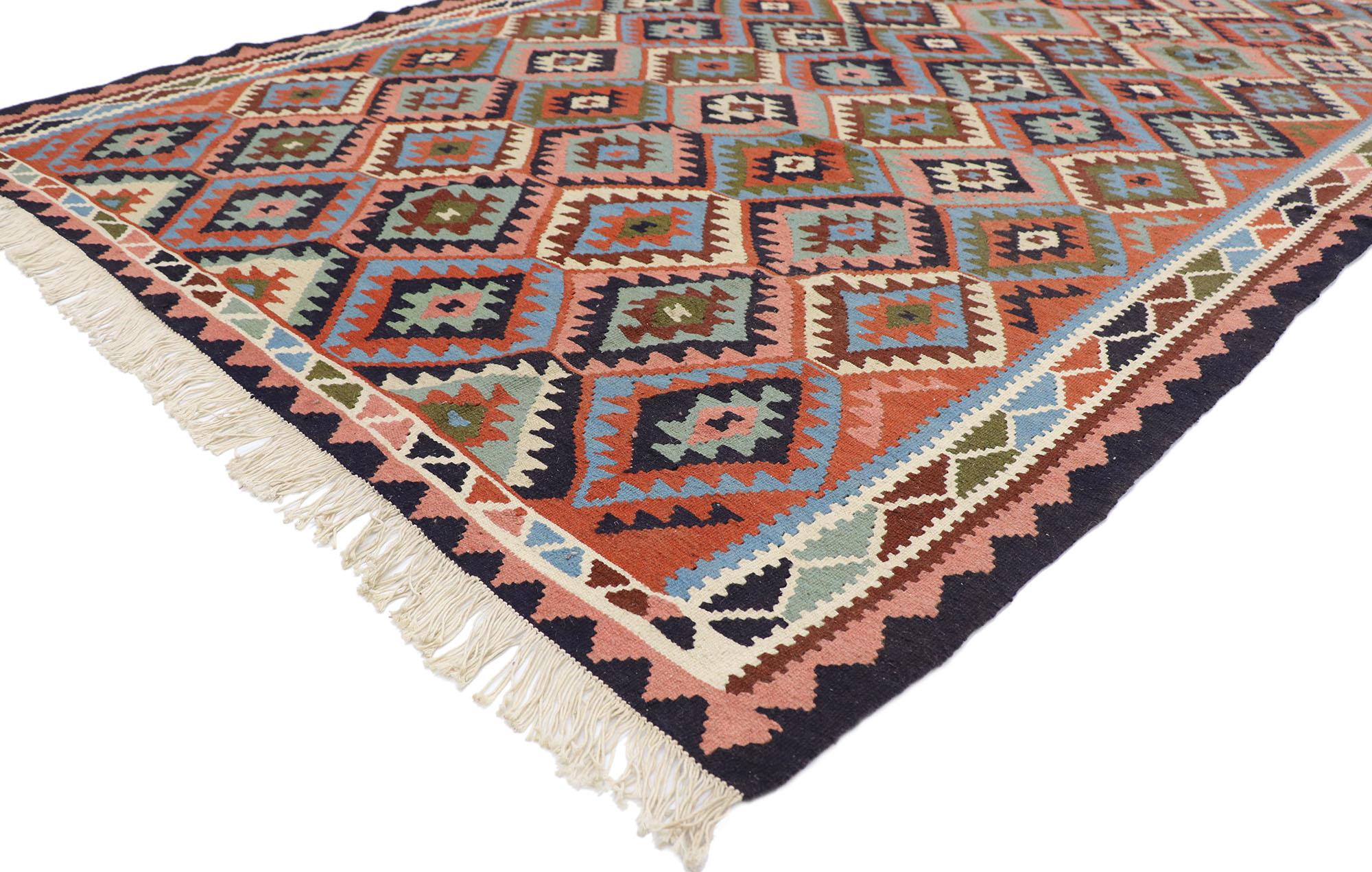 77923 Alfombra persa vintage Shiraz Kilim de estilo tribal del suroeste 06'06 x 09'02. Llena de minúsculos detalles y un atrevido diseño expresivo combinado con colores vibrantes y estilo tribal, esta alfombra kilim persa vintage Shiraz de lana