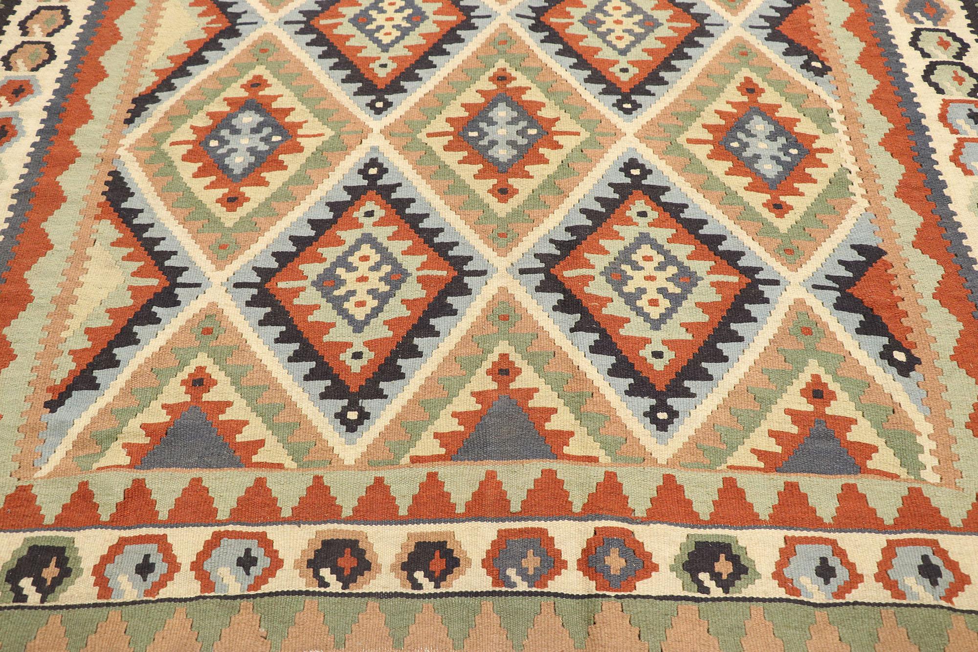 Tessuto a mano Tappeto persiano vintage Shiraz Kilim, il nord-ovest del Pacifico incontra il lusso del Lodge in vendita