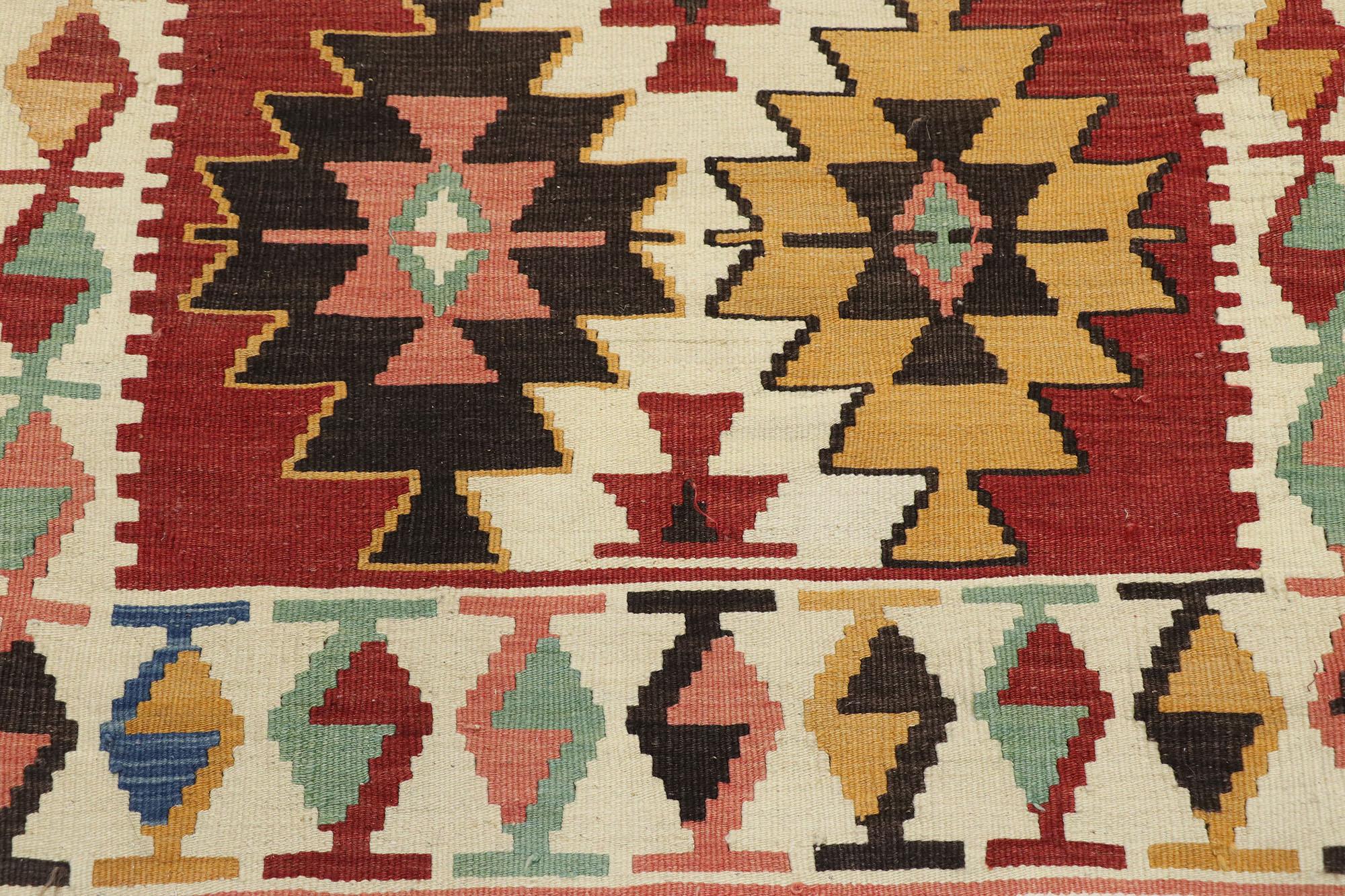 Alfombra persa vintage Shiraz Kilim, el noroeste del Pacífico se une a una lujosa casa de campo Tejido a mano en venta