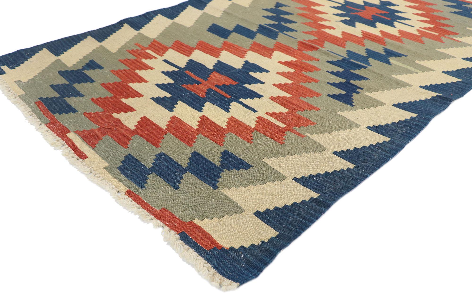 77830 Vintage Persisch Shiraz Kilim Teppich mit Tribal Stil 03'08 x 05'08. Voller winziger Details und einem kühnen, ausdrucksstarken Design, kombiniert mit leuchtenden Farben und einem Tribal-Stil, ist dieser handgewebte, alte persische