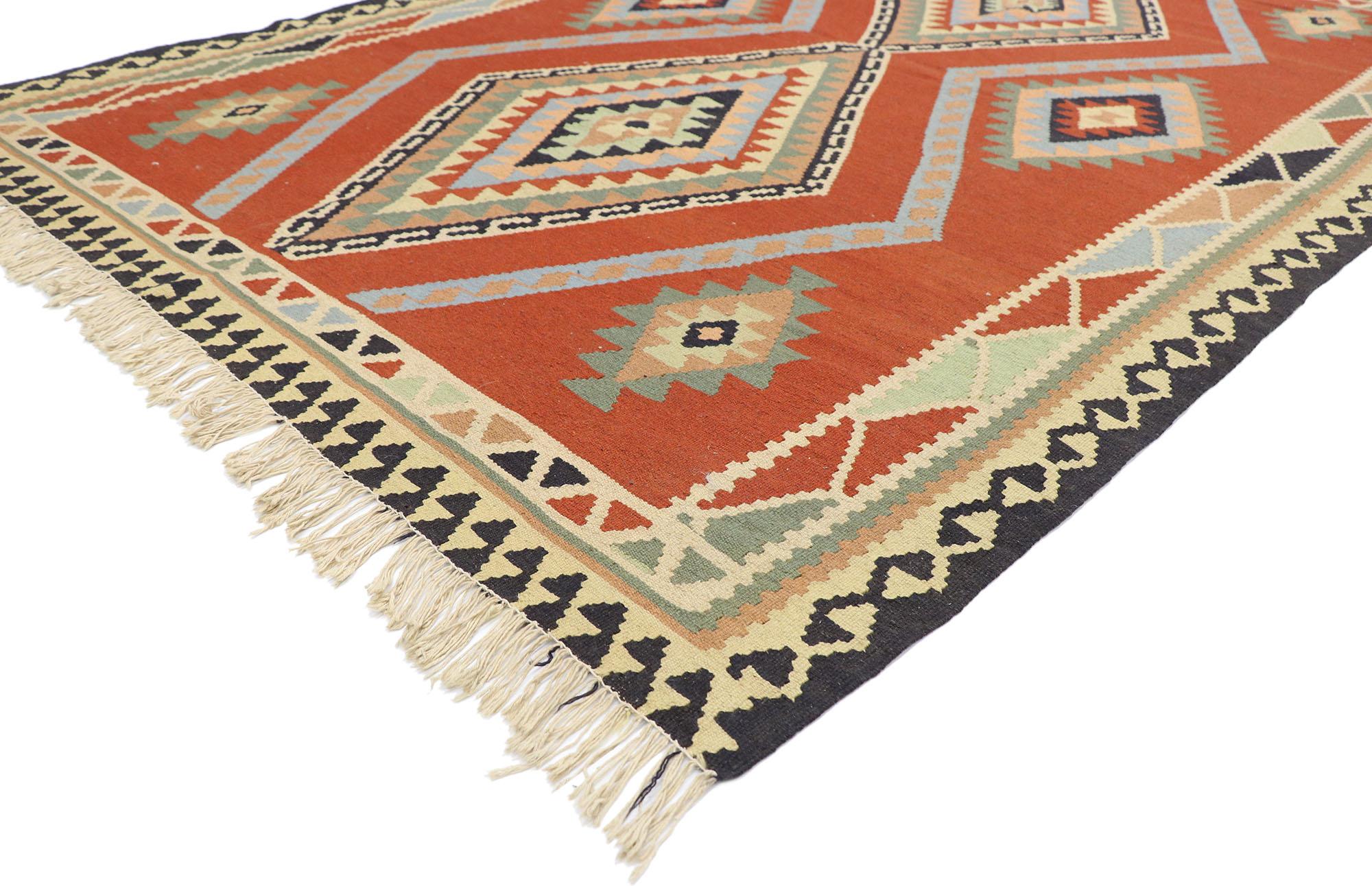 77926, tappeto persiano d'epoca Rug & Kilim in stile tribale. Ricco di piccoli dettagli e di un design espressivo e audace, combinato con colori vivaci e stile tribale, questo tappeto kilim persiano vintage in lana tessuto a mano è una visione