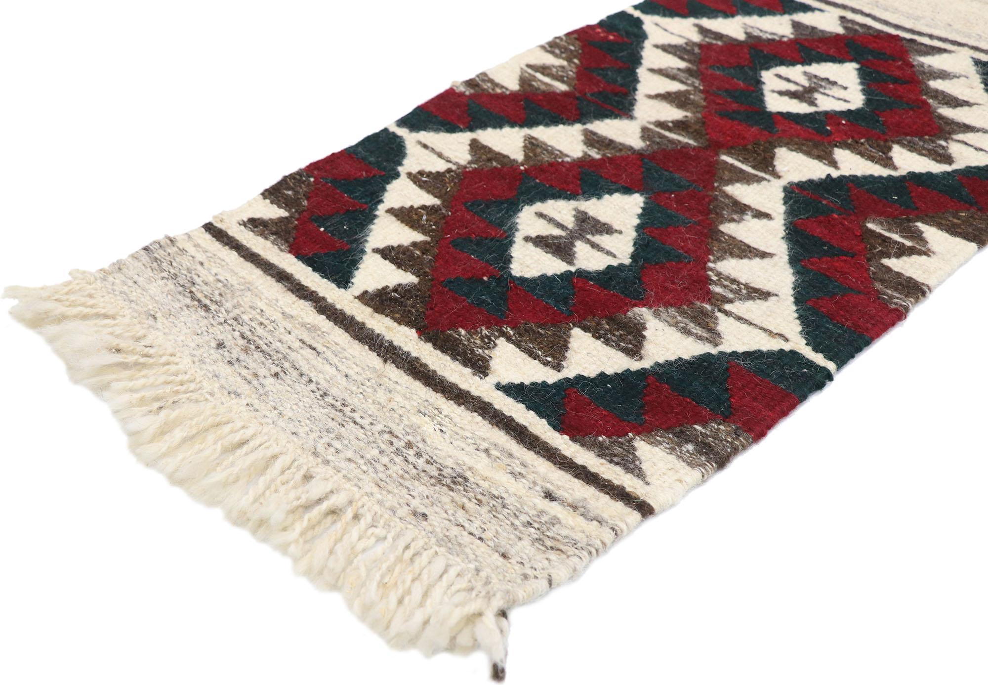 77908, tapis vintage Persan Shiraz Kilim avec style tribal. Plein de petits détails et un design expressif audacieux combiné avec des couleurs vibrantes et un style tribal, ce tapis kilim persan vintage en laine tissé à la main est une vision