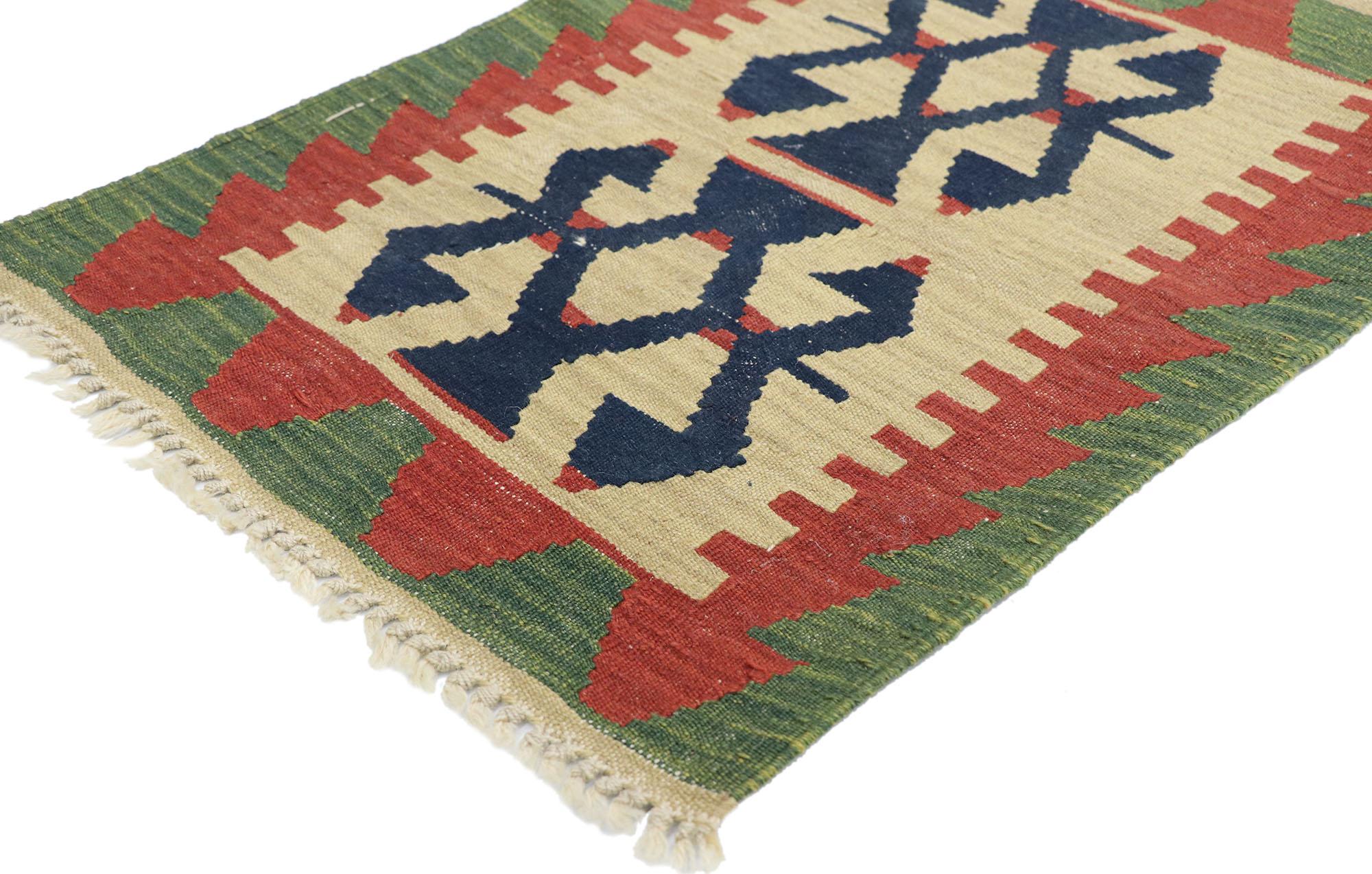 77907, tapis persan vintage Shiraz Kilim de style tribal. Rempli de détails minuscules et d'un design expressif audacieux combiné à des couleurs vibrantes et à un style tribal, ce tapis kilim persan vintage en laine Shiraz tissé à la main est une