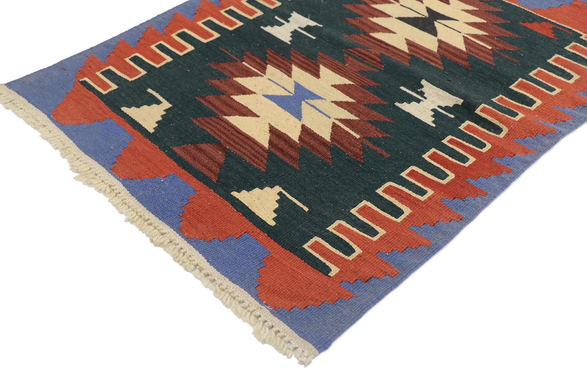 77857, alfombra persa vintage Shiraz Kilim de estilo tribal. Llena de minúsculos detalles y un atrevido diseño expresivo combinado con colores vibrantes y estilo tribal, esta alfombra kilim persa vintage Shiraz de lana tejida a mano es una
