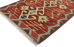 Tapis Kilim persan Shiraz, style moderne du Sud-Ouest rencontre un hôtel de luxe