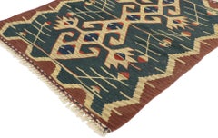 Tapis Kilim persan Shiraz, style moderne du Sud-Ouest rencontre un hôtel de luxe