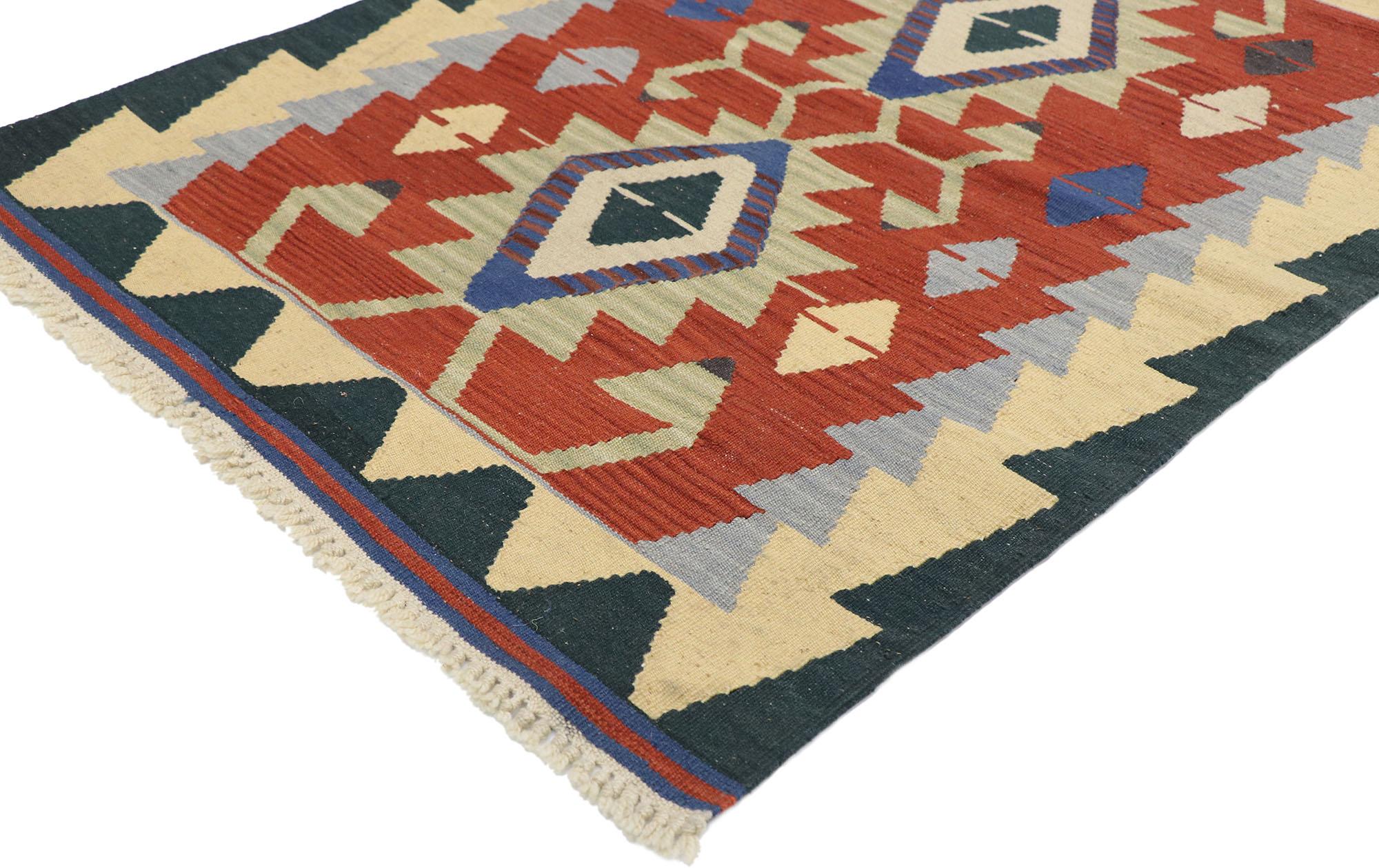 77840, alter persischer Shiraz-Kilim-Teppich mit Tribal-Stil. Voller winziger Details und einem kühnen, ausdrucksstarken Design, kombiniert mit leuchtenden Farben und Tribal-Stil, ist dieser handgewebte persische Shiraz-Kilim-Teppich aus Wolle im