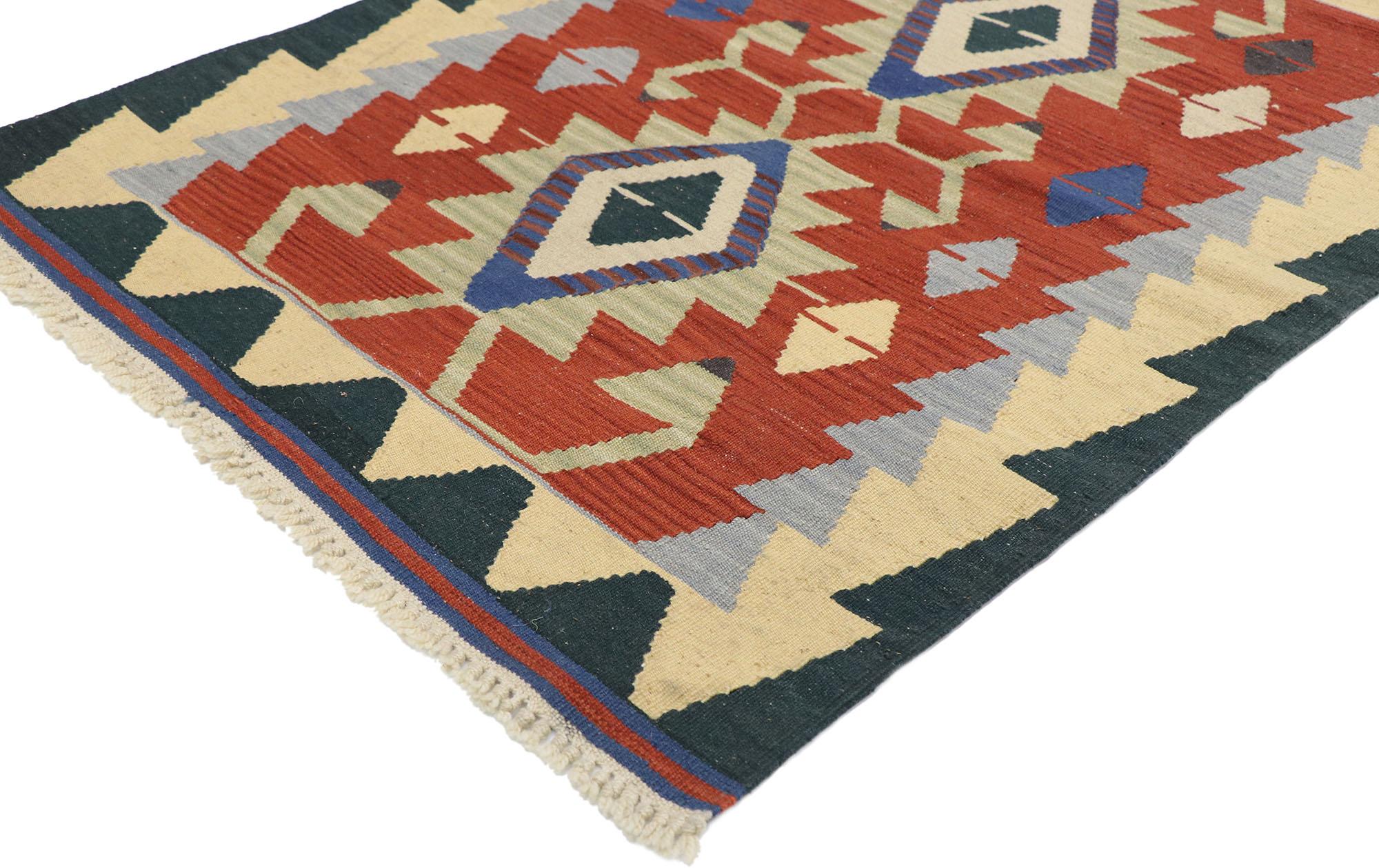 77840, tapis persan vintage Shiraz Kilim de style tribal. Rempli de détails minuscules et d'un design expressif audacieux combiné à des couleurs vibrantes et à un style tribal, ce tapis kilim persan vintage en laine Shiraz tissé à la main est une