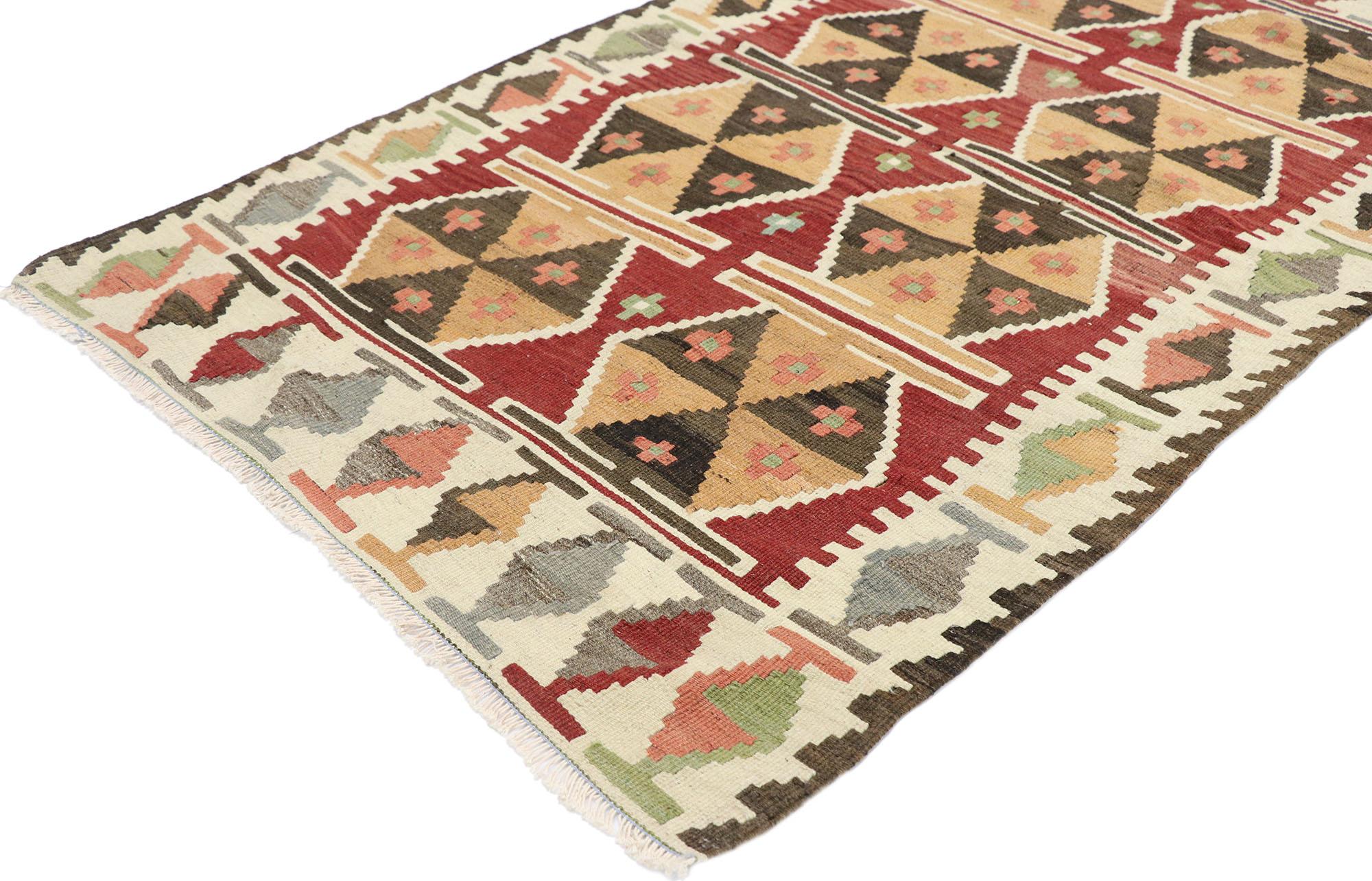 77835 Alfombra vintage persa Shiraz Kilim de estilo tribal 02'11 x 04'11. Llena de minúsculos detalles y un atrevido diseño expresivo combinado con colores vibrantes y estilo tribal, esta alfombra kilim persa vintage Shiraz de lana tejida a mano es