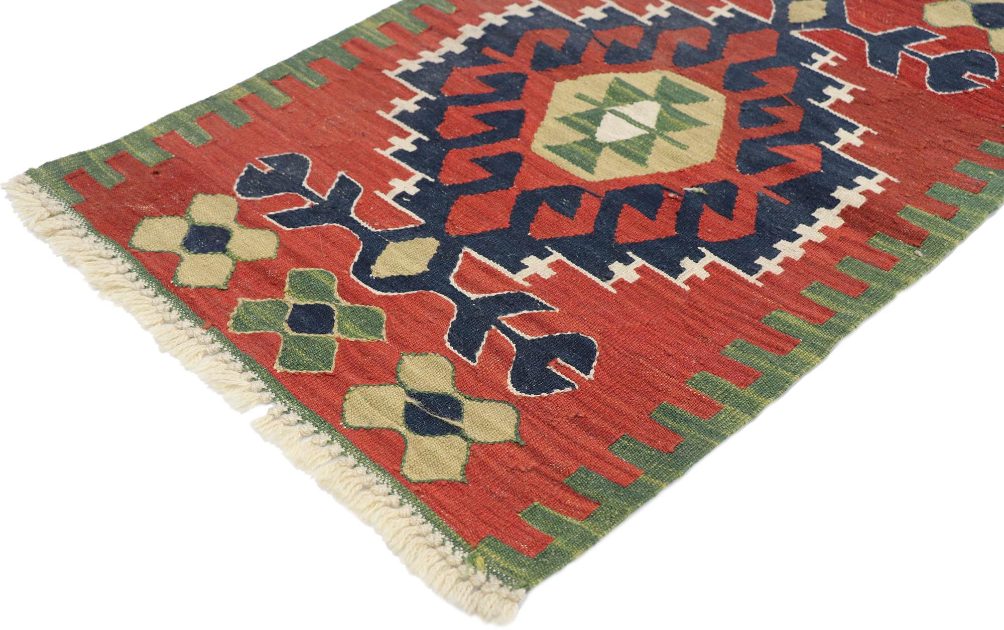 77874, Vintage Persian Shiraz Kilim rug with Tribal Style 01'11 x 02'10. Plein de petits détails et un design expressif audacieux combiné avec des couleurs vibrantes et un style tribal, ce tapis kilim persan vintage en laine tissé à la main est une