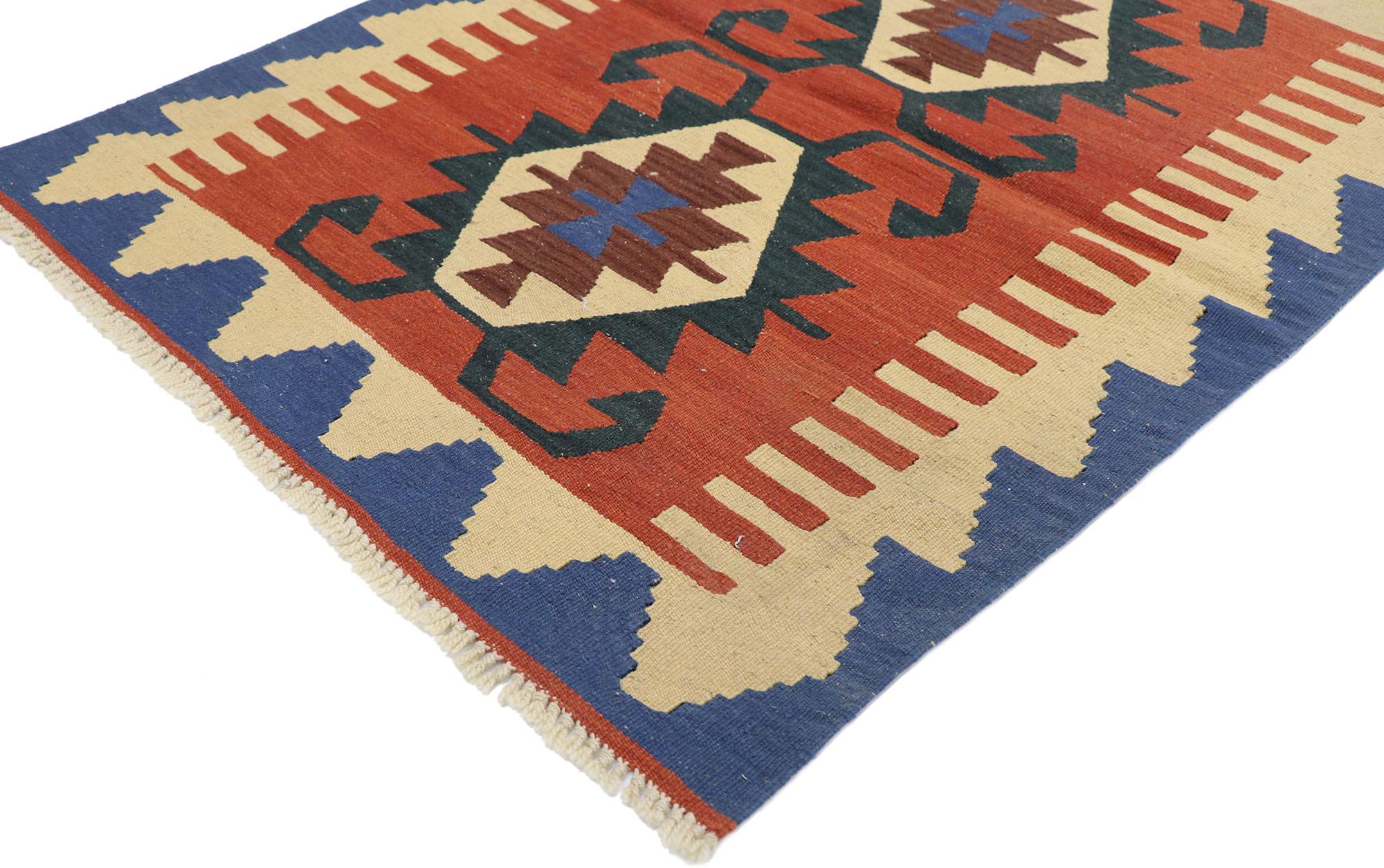77844, alter persischer Shiraz-Kilim-Teppich mit Tribal-Stil. Voller winziger Details und einem kühnen, ausdrucksstarken Design, kombiniert mit leuchtenden Farben und Tribal-Stil, ist dieser handgewebte persische Shiraz-Kilim-Teppich aus Wolle im
