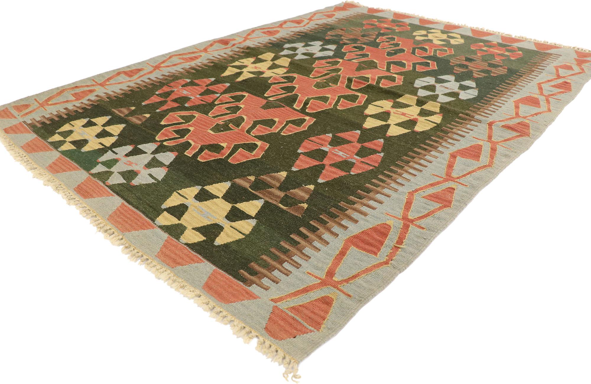77995 Vieux tapis Persan Shiraz Kilim avec style tribal 04'01 x 05'10. Plein de petits détails et un design expressif audacieux combiné avec des couleurs vibrantes et un style tribal, ce tapis kilim persan vintage en laine tissé à la main est une