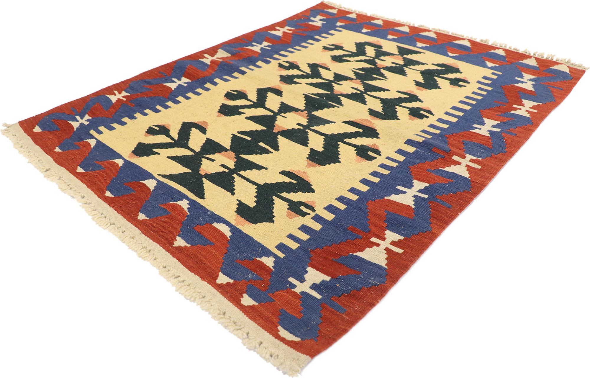 77980 Tappeto vintage Persiano Shiraz Kilim con stile tribale 03'01 x 03'10. Ricco di piccoli dettagli e di un design espressivo e audace, combinato con colori vivaci e stile tribale, questo tappeto kilim persiano vintage in lana tessuto a mano è