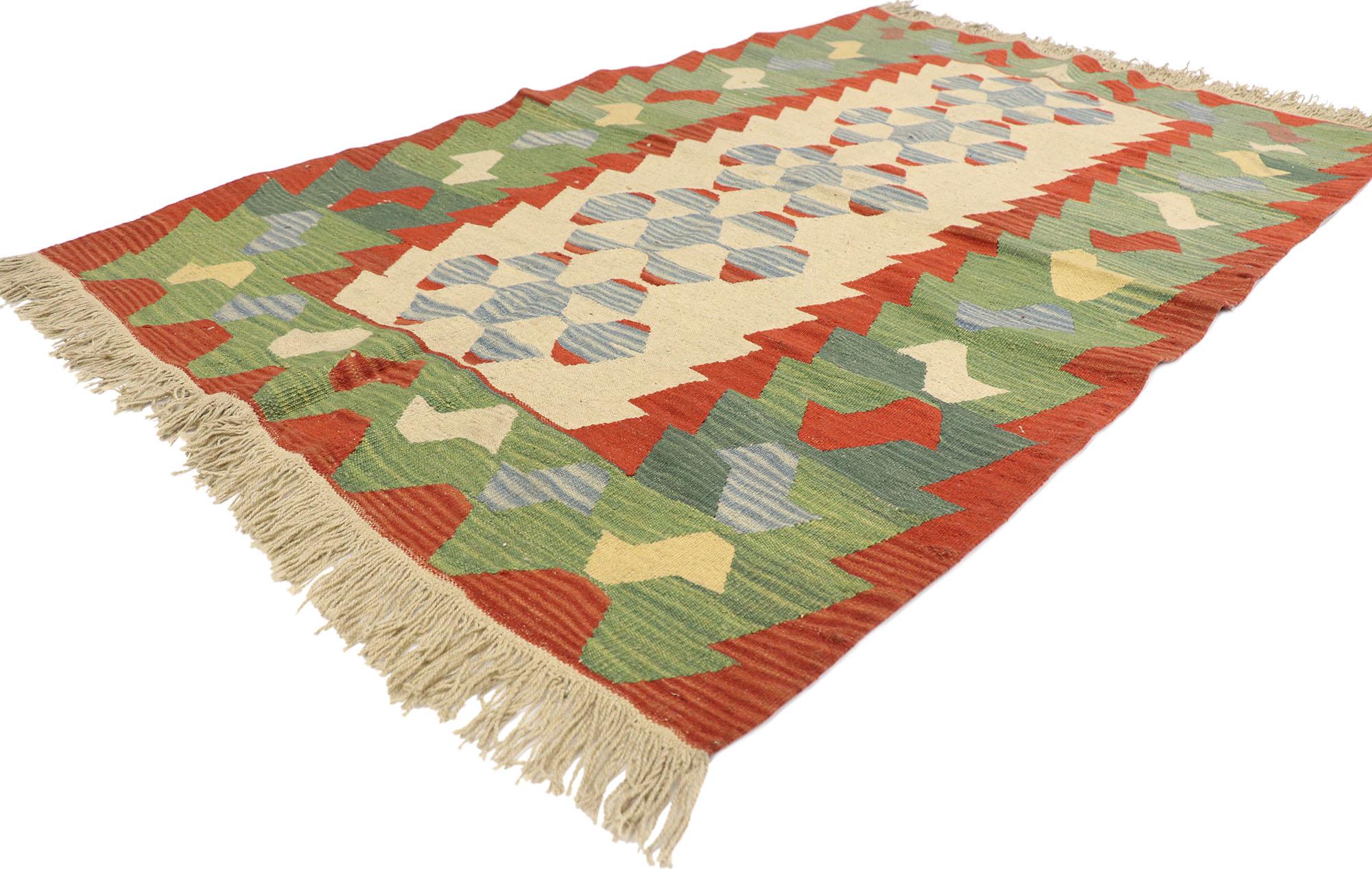 77977 Tapis persan vintage Rug & Kilim de style tribal 03'09 x 05'07. Rempli de détails minuscules et d'un design expressif audacieux combiné à des couleurs vibrantes et à un style tribal, ce tapis kilim persan vintage en laine Shiraz tissé à la