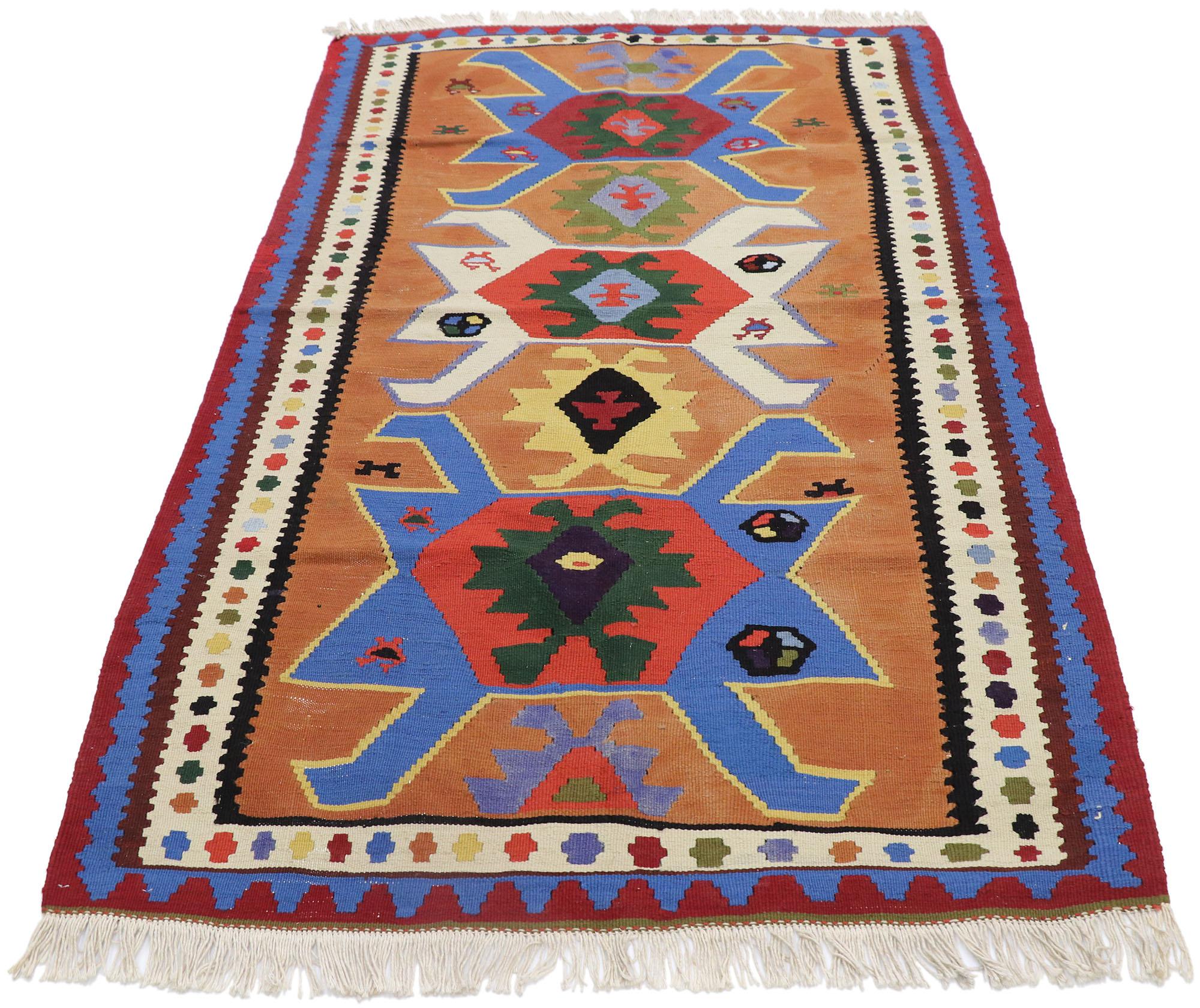 Vintage Persisch Shiraz Kilim Teppich mit Tribal Stil (Kelim) im Angebot