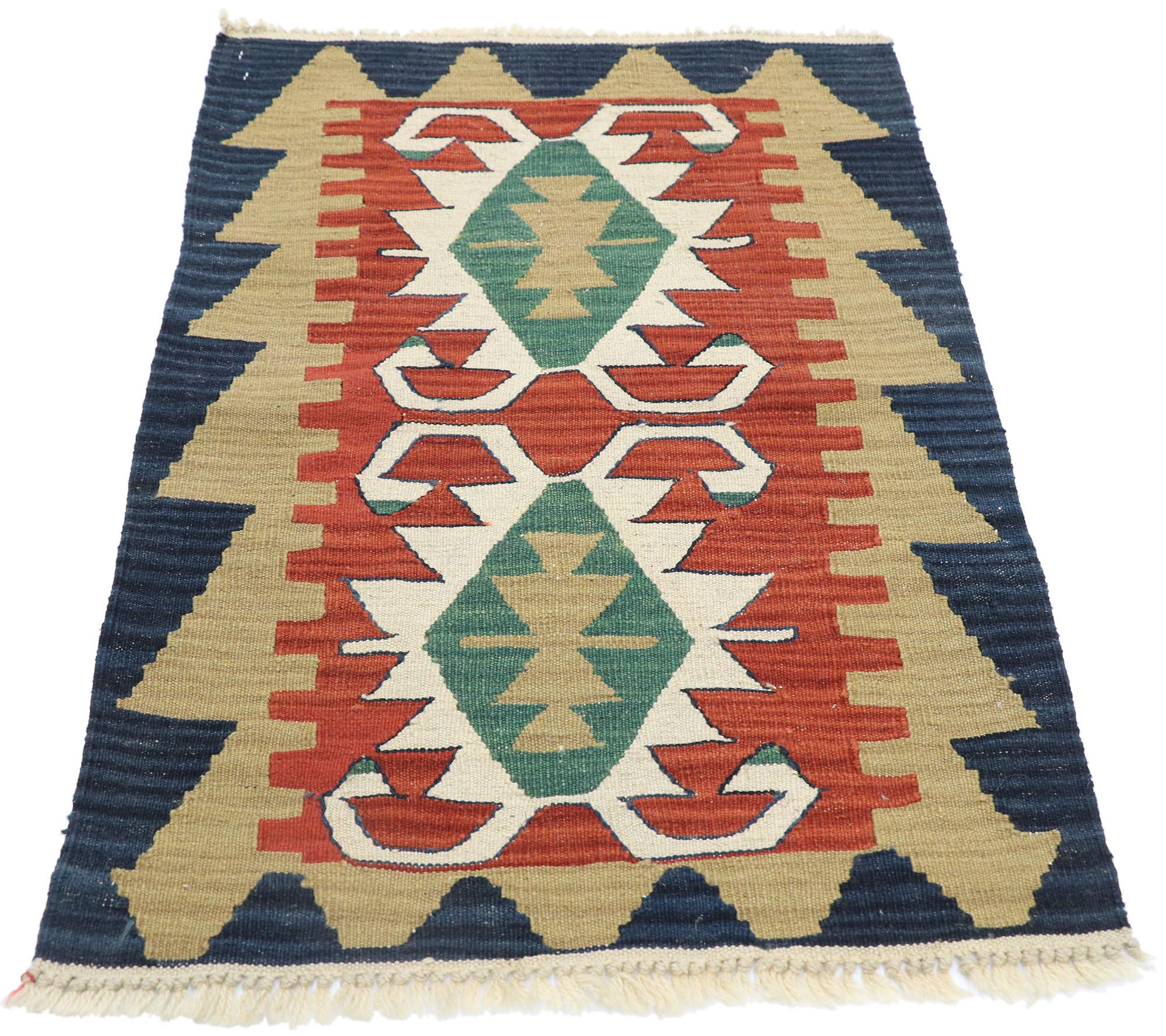 Vintage Persian Shiraz Kilim Rug, Luxus Lodge trifft Nomadencharme (Kelim) im Angebot