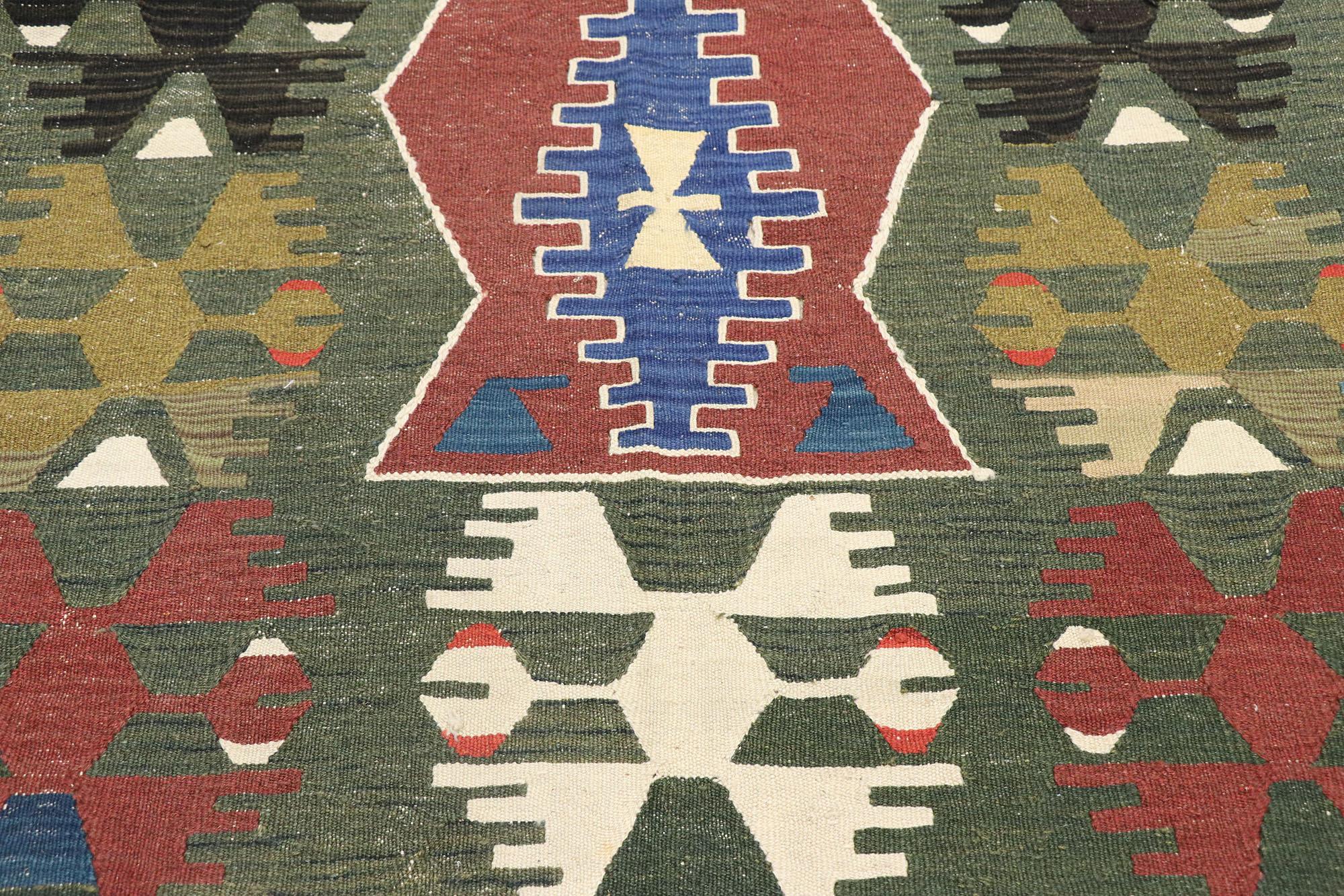 Vintage Persian Shiraz Kilim Rug, Earthy Southwest Meets Modern Tribal Style In Good Condition For Sale In Dallas, TX