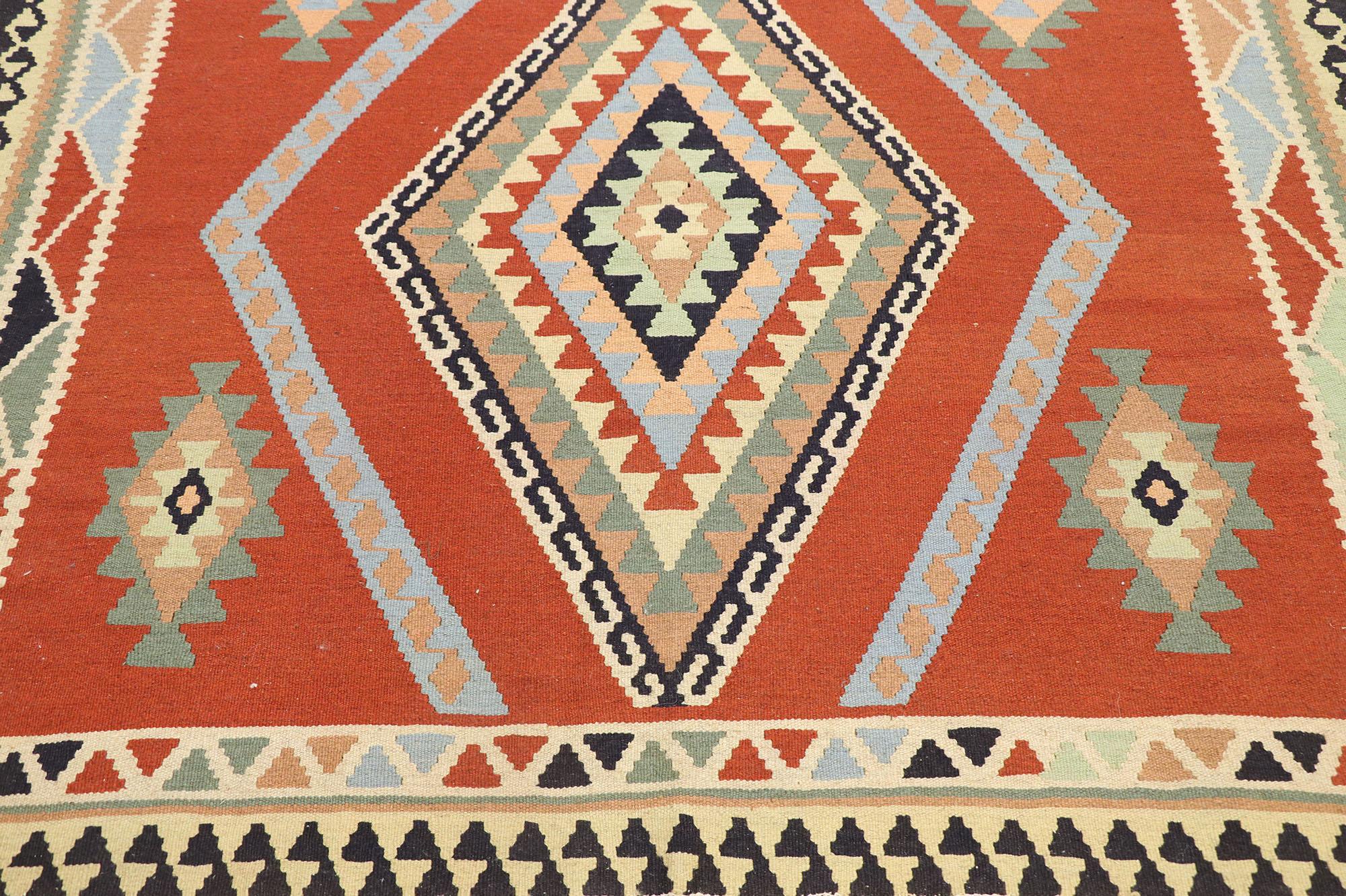 Tessuto a mano Tappeto persiano vintage Shiraz Kilim, il nord-ovest del Pacifico incontra il lusso del Lodge in vendita