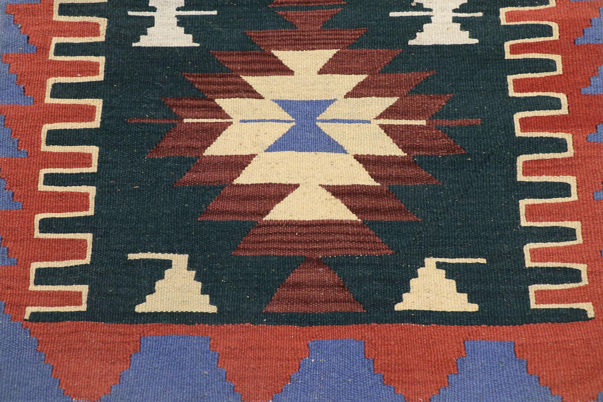 Alfombra vintage persa Shiraz Kilim, el lujo se une al encanto nómada Tejido a mano en venta