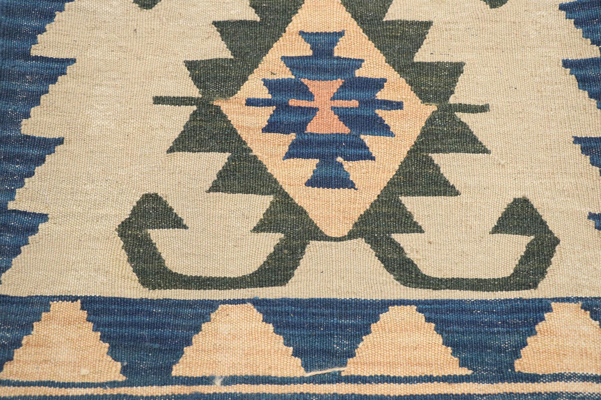 Vintage Persian Shiraz Kilim Rug, Southwestern Bohemian Meets Modern Desert In Good Condition For Sale In Dallas, TX