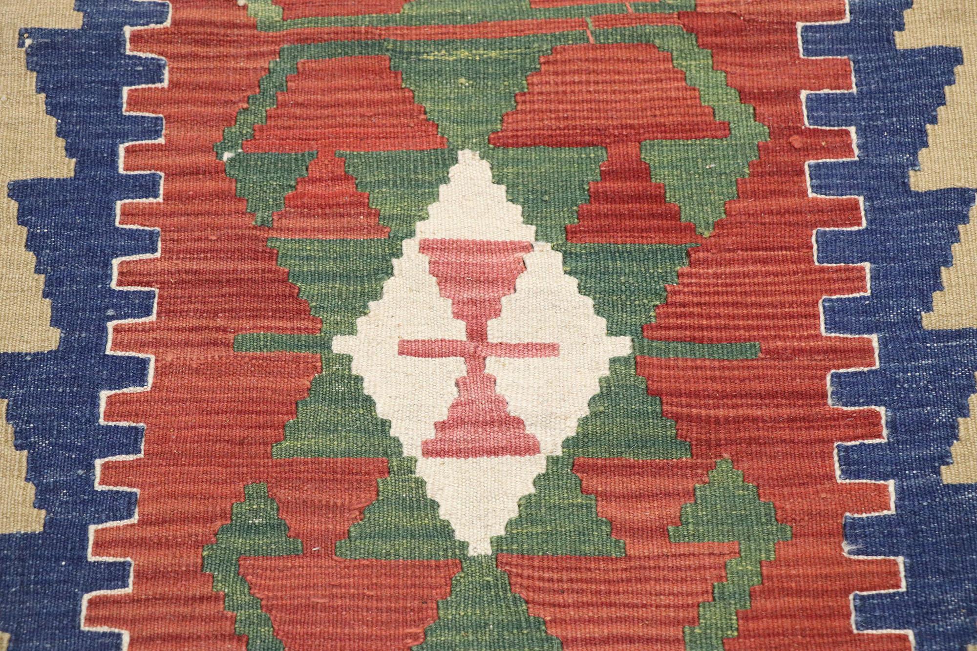 Vintage Persian Shiraz Kilim Rug, Luxury Lodge Meets Sunny Southwest Style In Good Condition For Sale In Dallas, TX